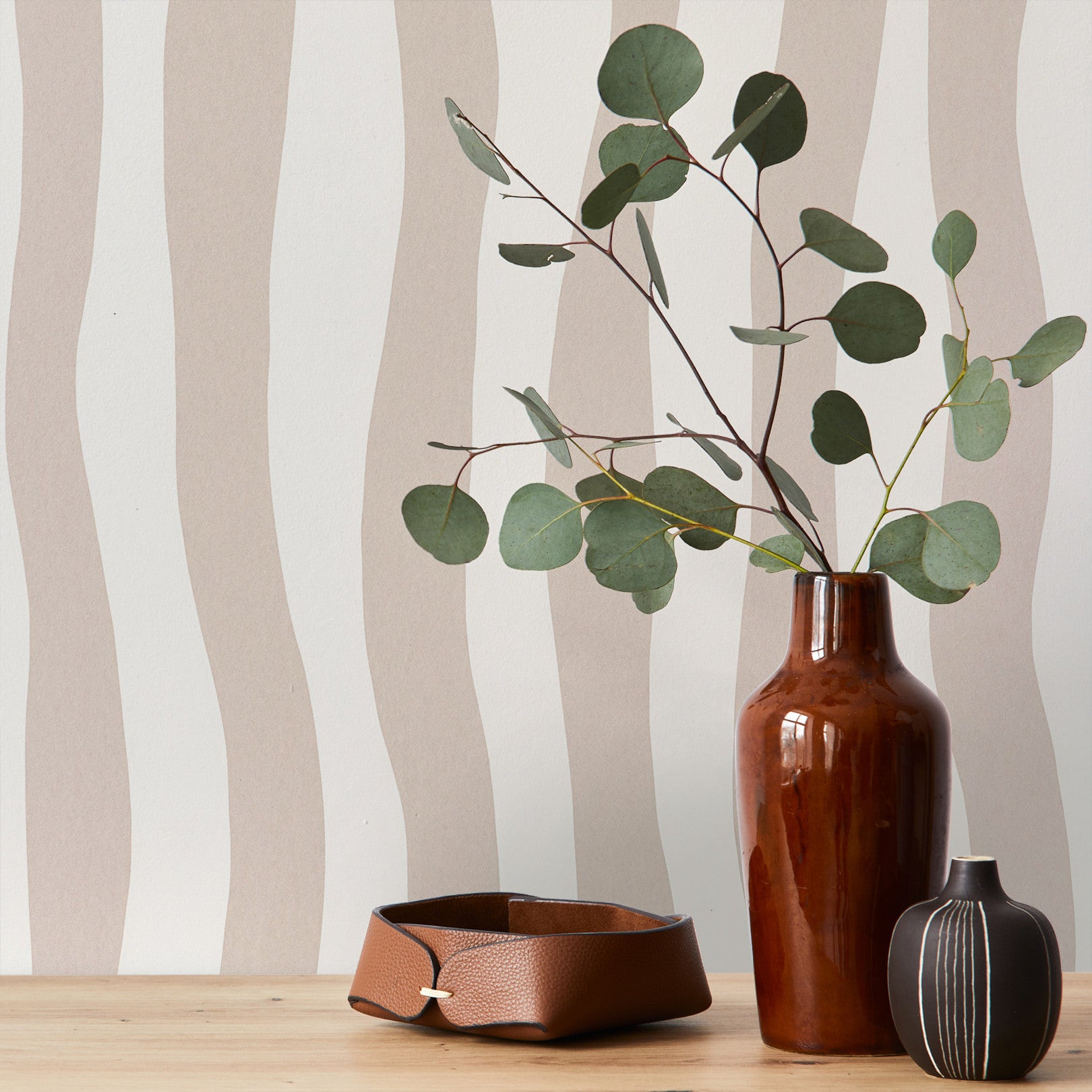 Structural wallpaper with an abstract wavy stripe pattern SUNDAE - POWDER BEIGE