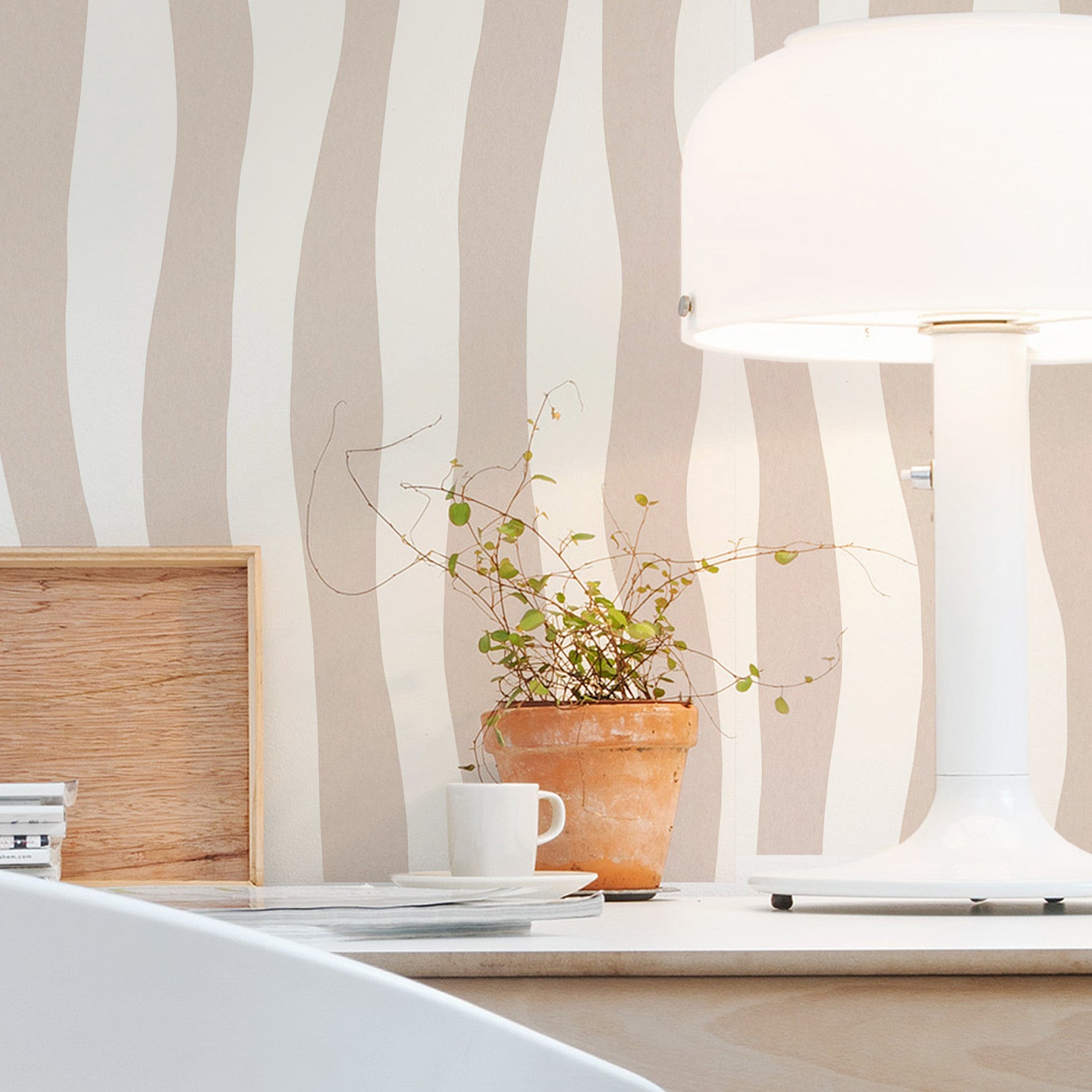 Structural wallpaper with an abstract wavy stripe pattern SUNDAE - POWDER BEIGE