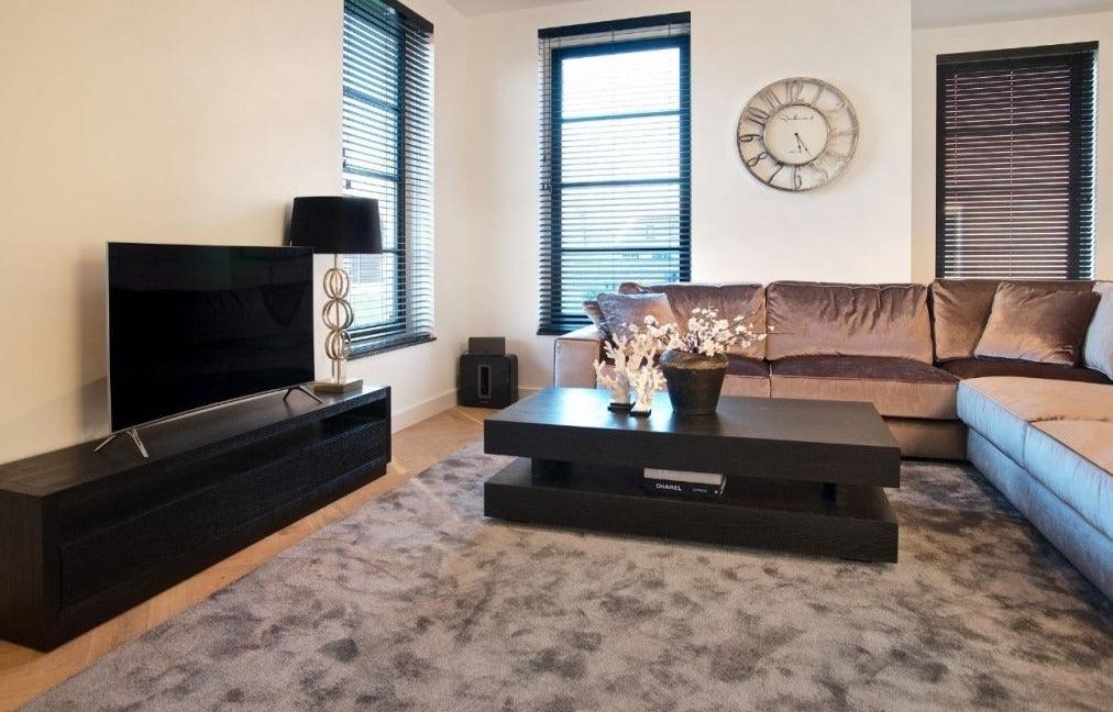 Szafka RTV OAKURA czarny fornir dębowy Richmond Interiors    Eye on Design