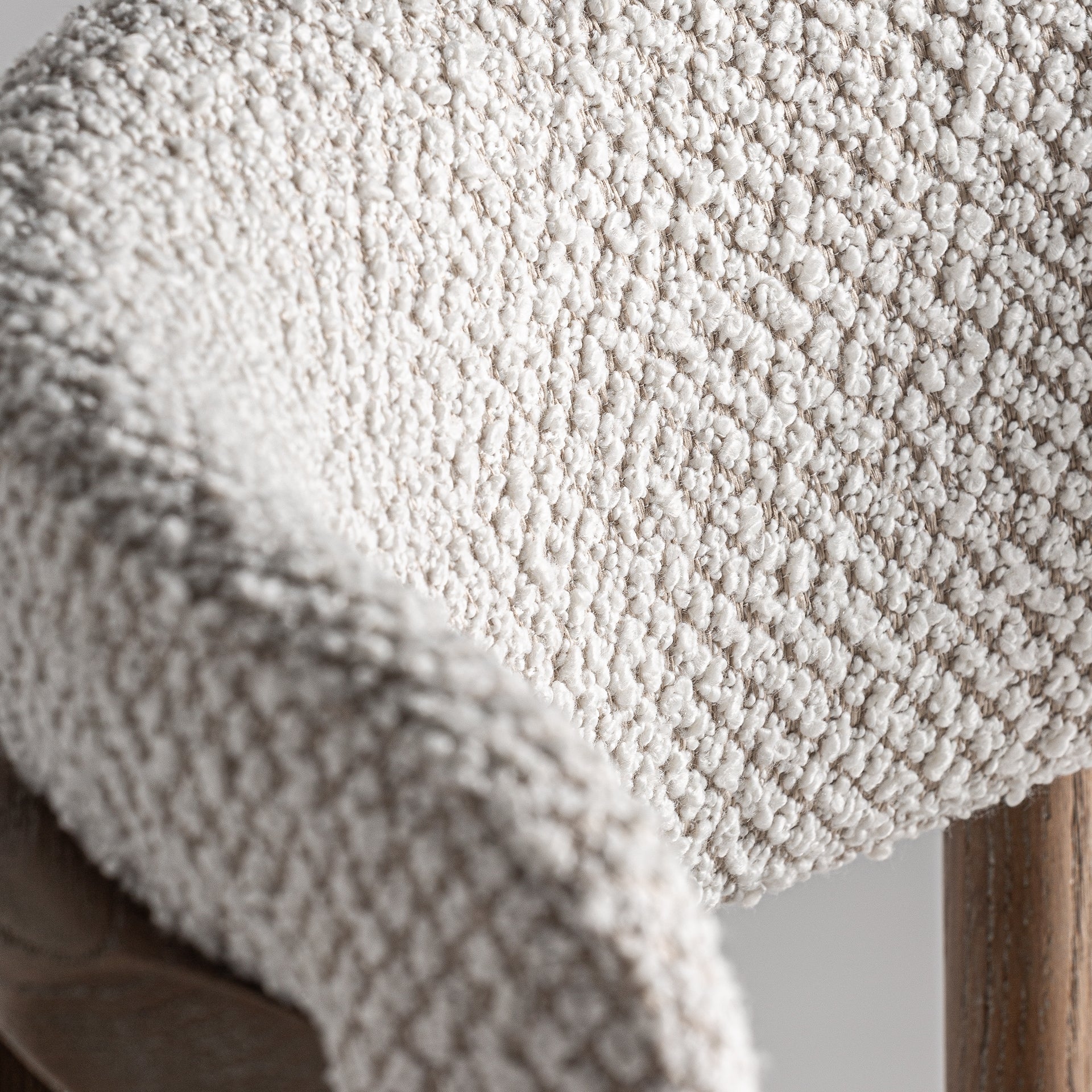 Hocker ERLEC jasbeige mit dunklem Eschenfuß