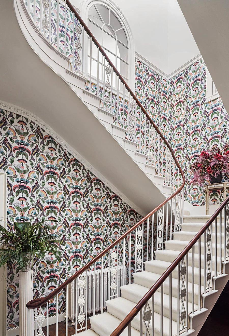 Tapete mit Pflanzen- und Tiermotiv ARDMORE JABULA - Nene Blau auf Granat