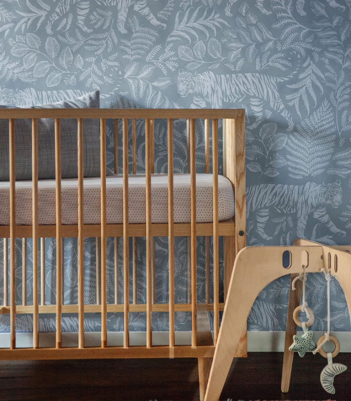 Vlies-Tapete mit Tiermotiv CAMOUFLAGED TIGER BLUE blau