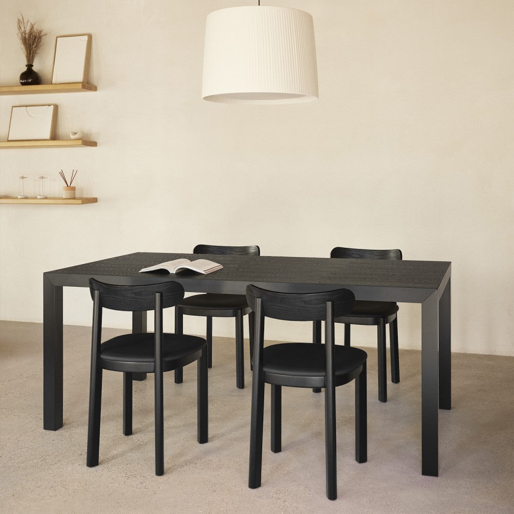 Tisch ALMA Eichenfurnier mit sandfarbenem Fuß