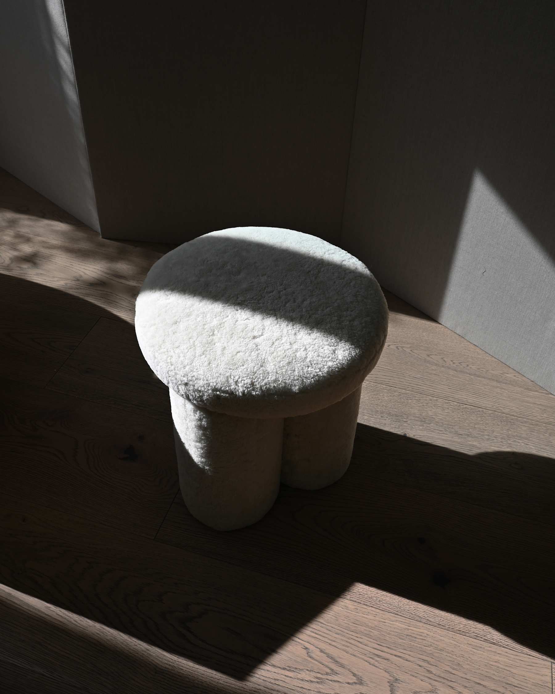 Stołek w tkaninie Sheepskin BIG FOOT piaskowy, marka 101 Copenhagen