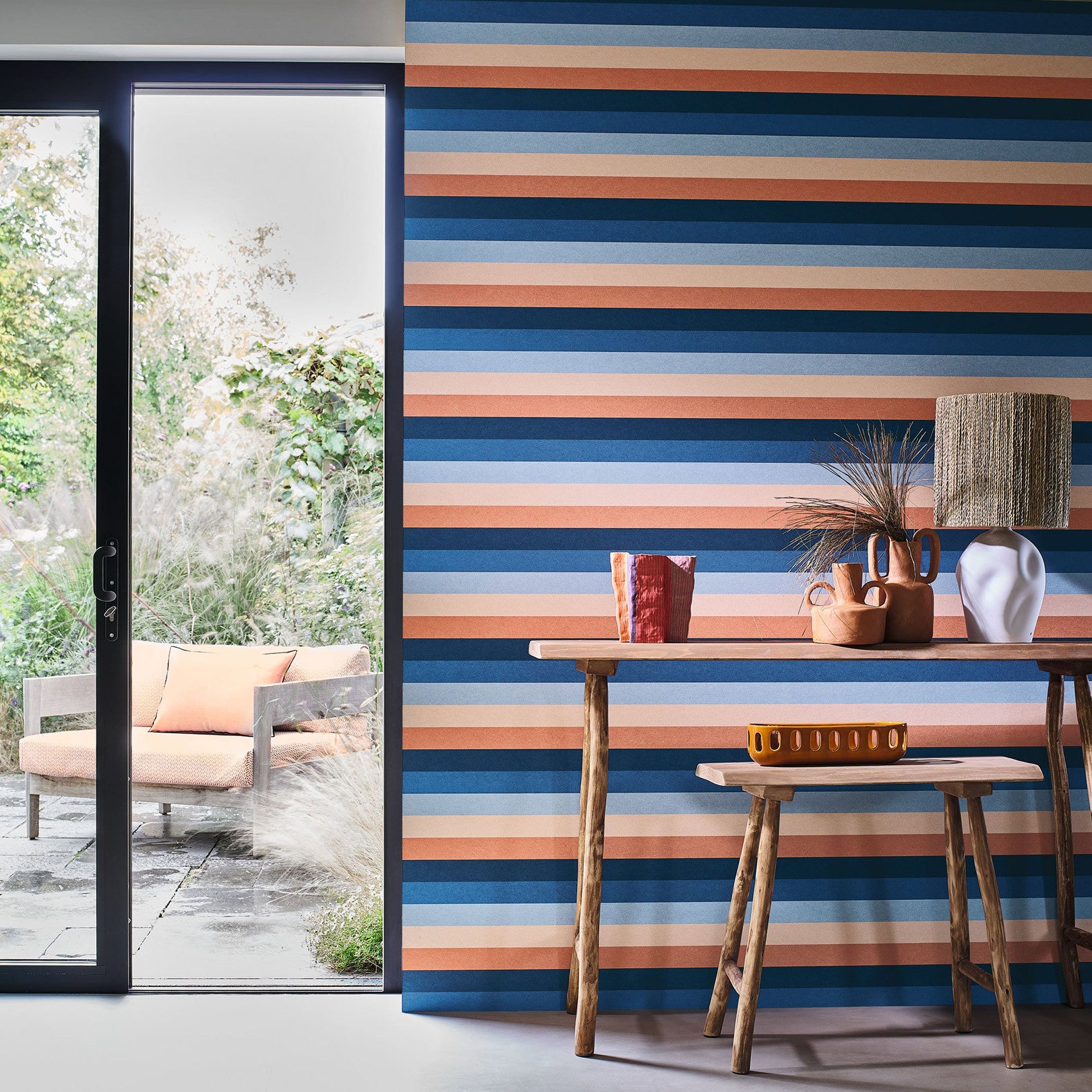 Strukturierte Tapete mit Streifen TRANSAT - MARINE/CORAIL navyblau mit koralle