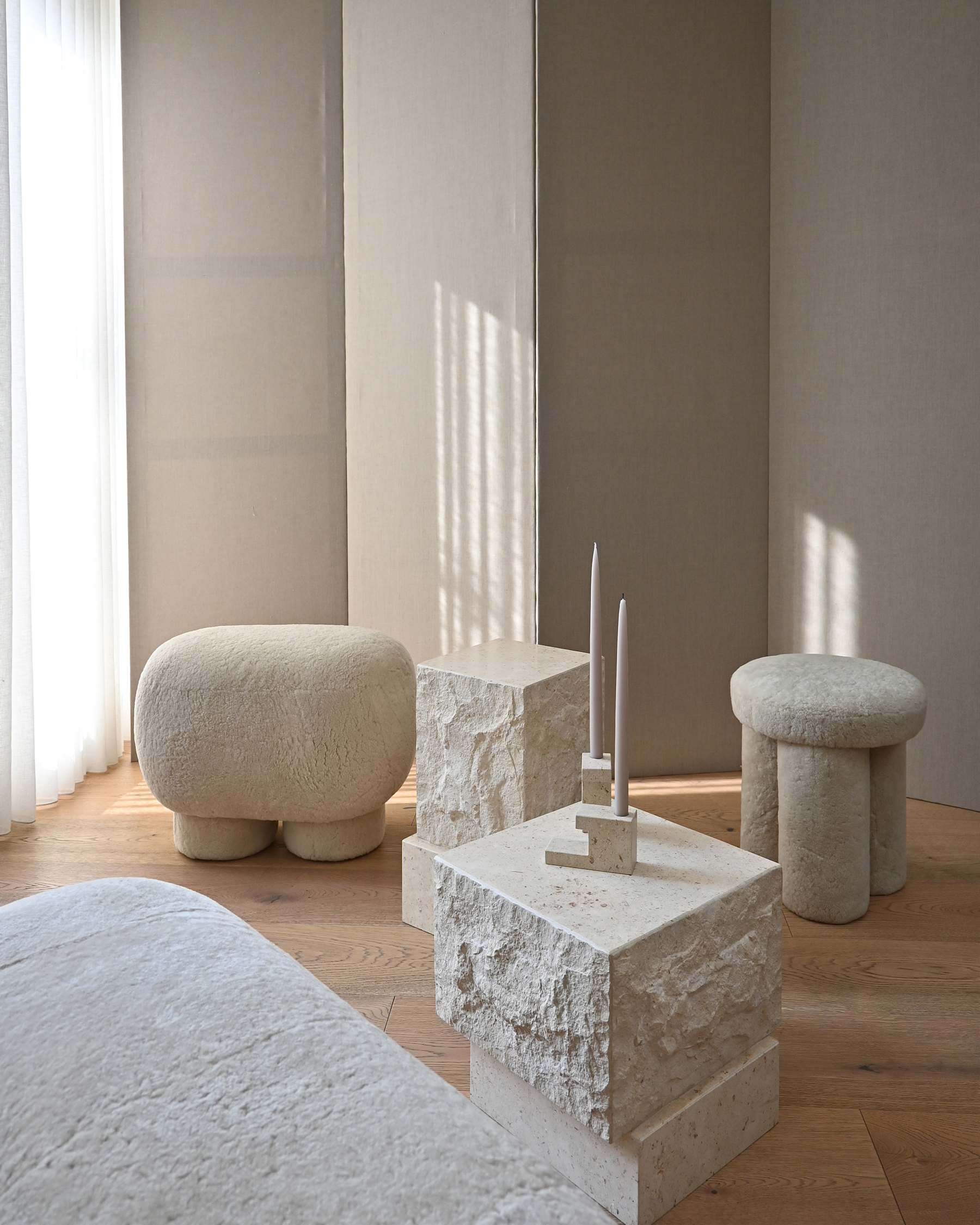 Stołek w tkaninie Sheepskin BIG FOOT piaskowy do kuchni – 101 Copenhagen