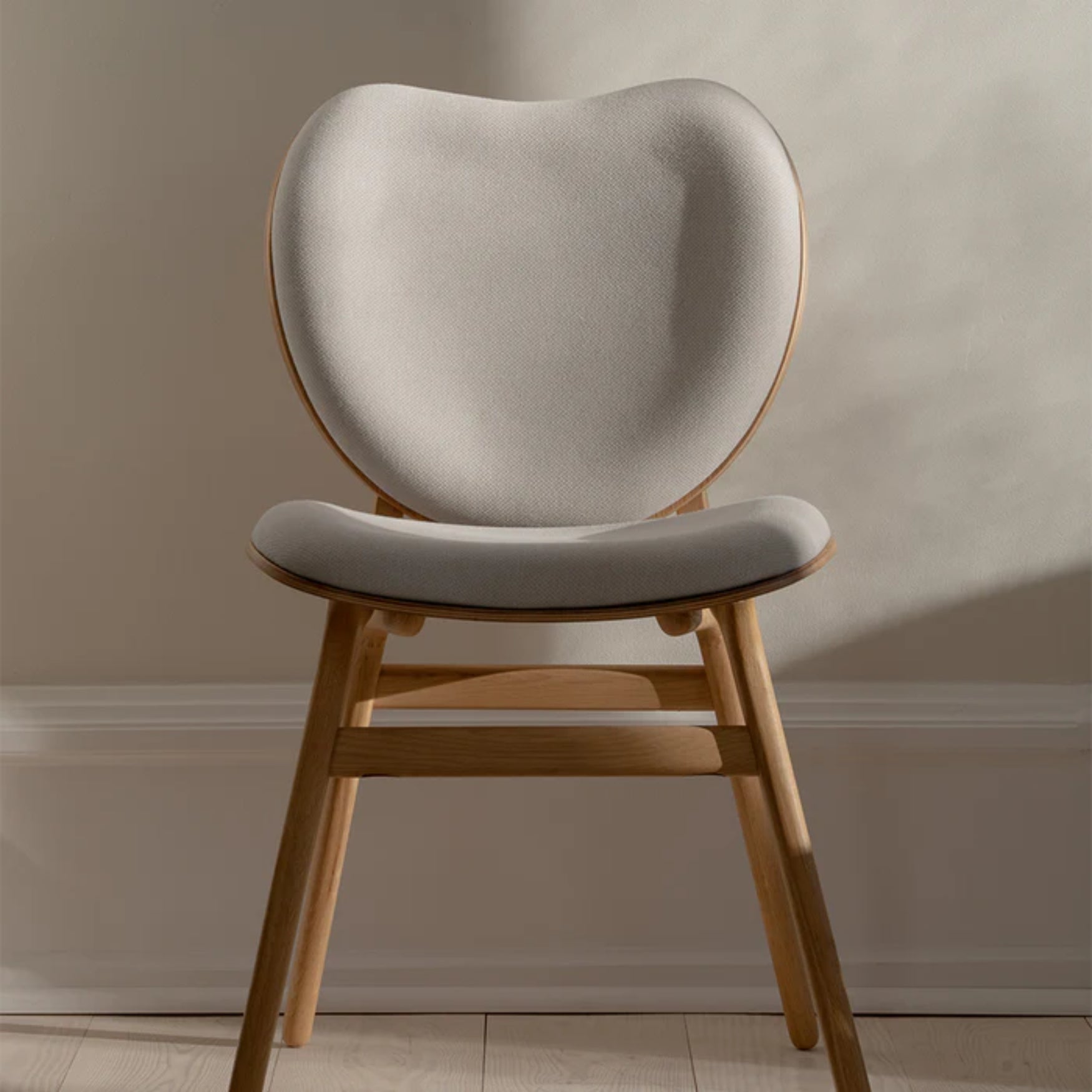 Stuhl CONVERSATION weiß mit Eichenbasis