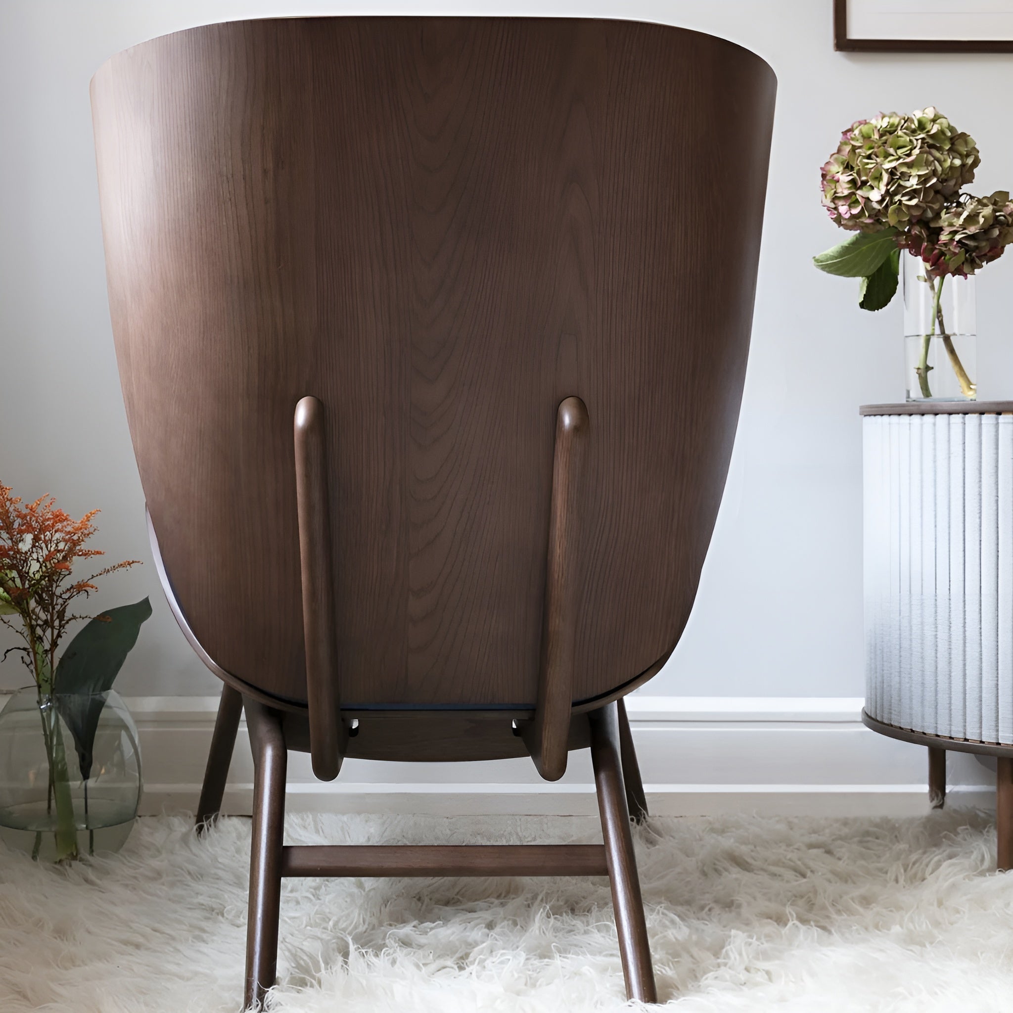 Sessel READER aus cognacfarbenem Leder mit dunklem Eichenfuß