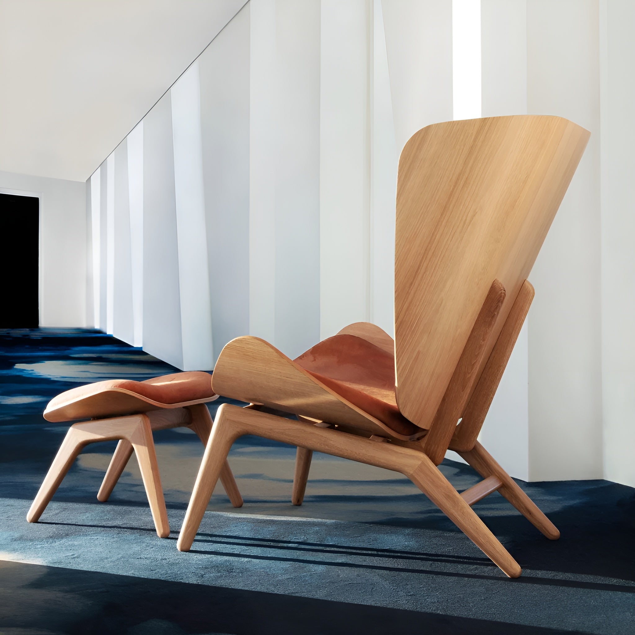 Sessel READER aus cognacfarbenem Leder mit dunklem Eichenfuß