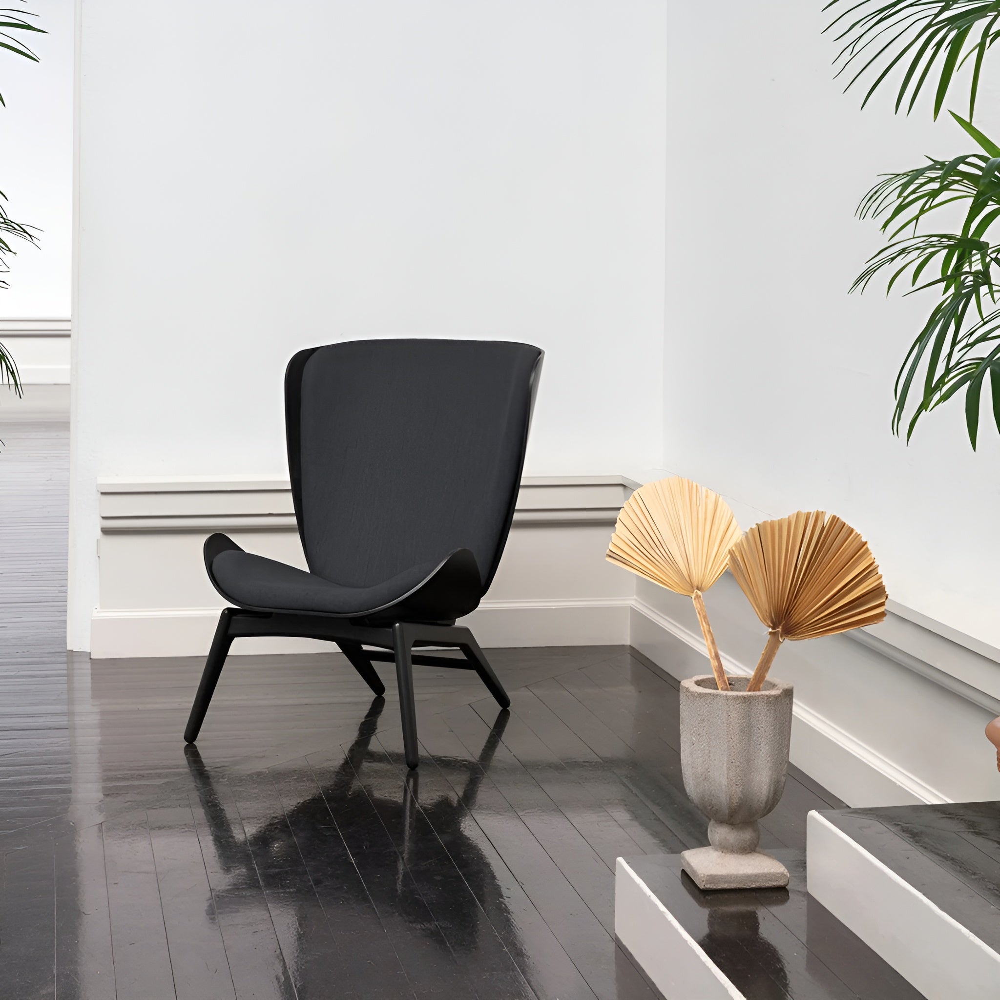 Sessel READER schwarze Leder mit schwarzem Fußteil