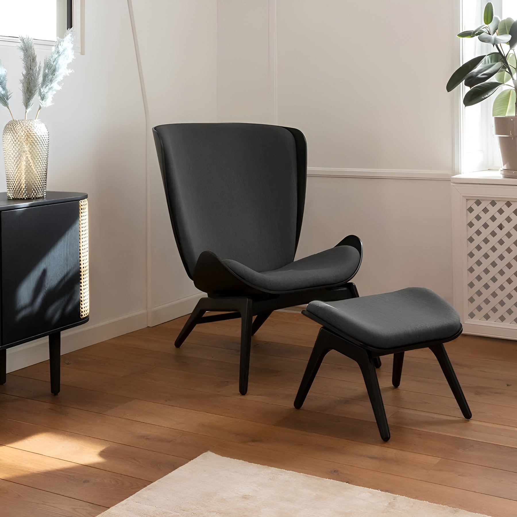 Sessel READER schwarze Leder mit schwarzem Fußteil