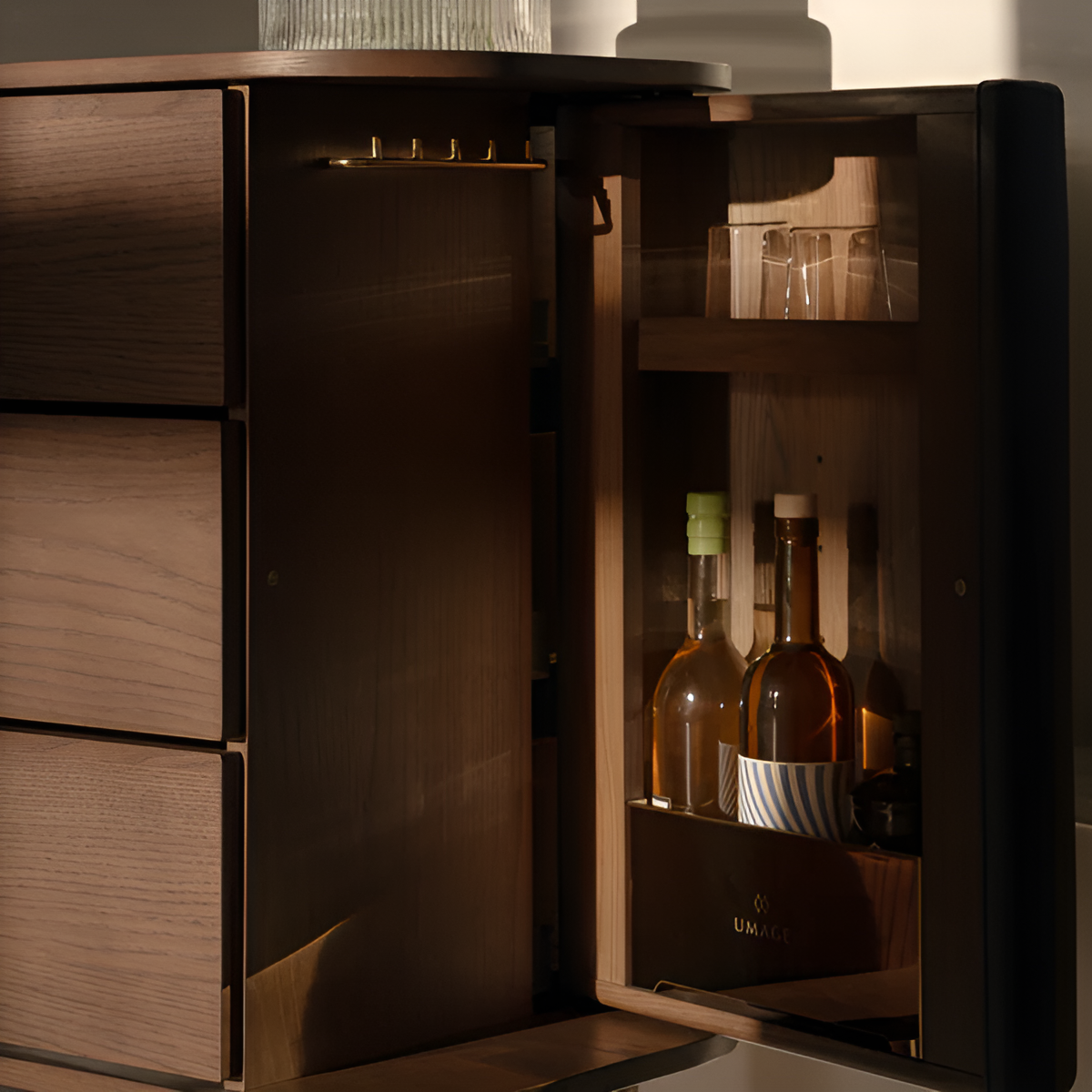 Schrank TREASURES venezianisches Schilfrohr mit dunklem Eichenfuß