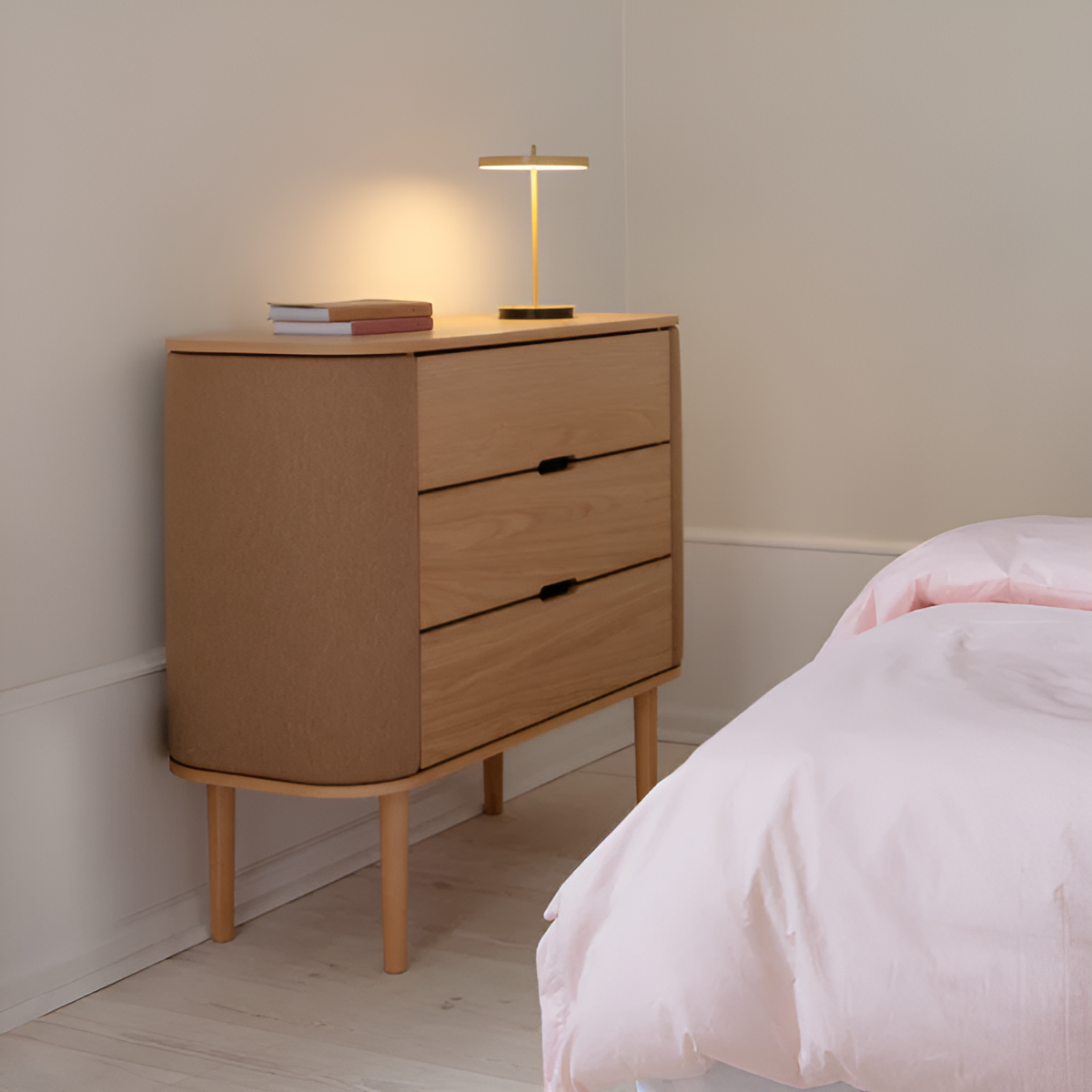 Schrank TREASURES karamellfarben mit Eichenbasis