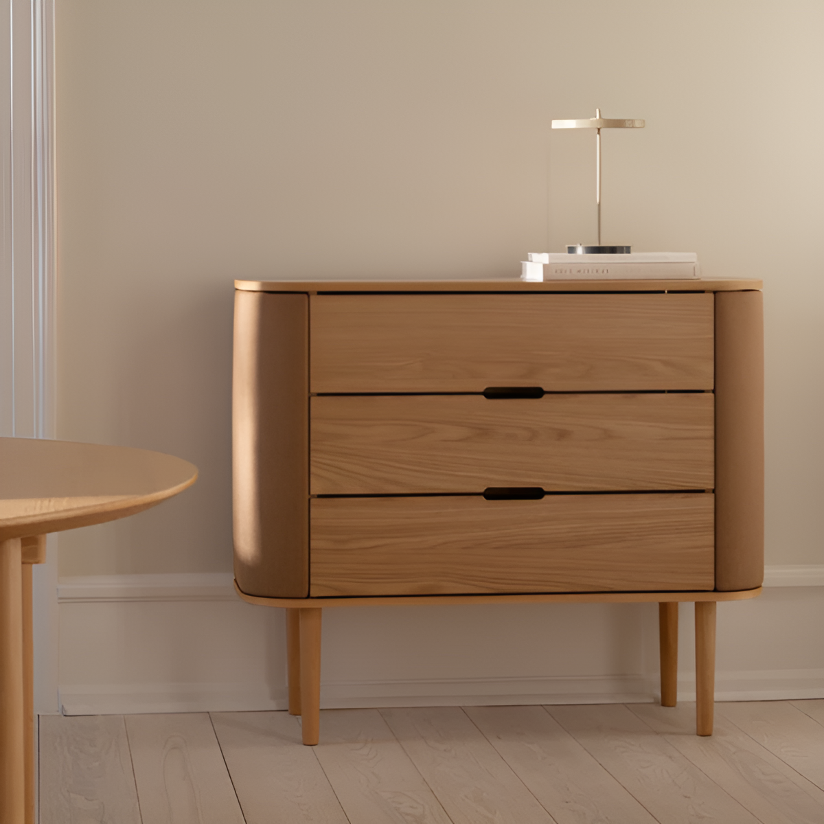 Schrank TREASURES karamellfarben mit Eichenbasis