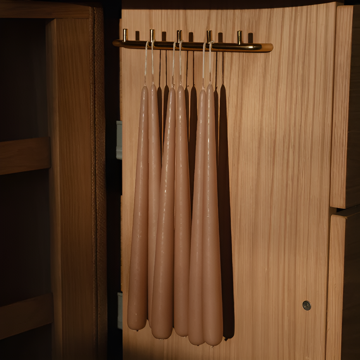 Schrank TREASURES grün mit Eichenbasis