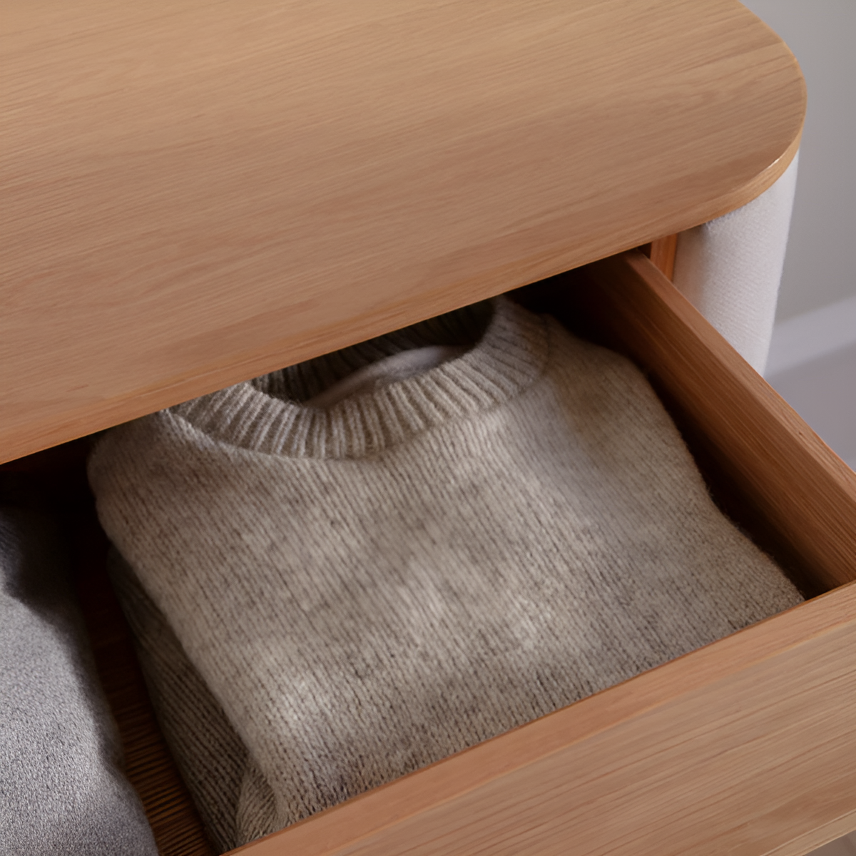 Schrank TREASURES grün mit Eichenbasis