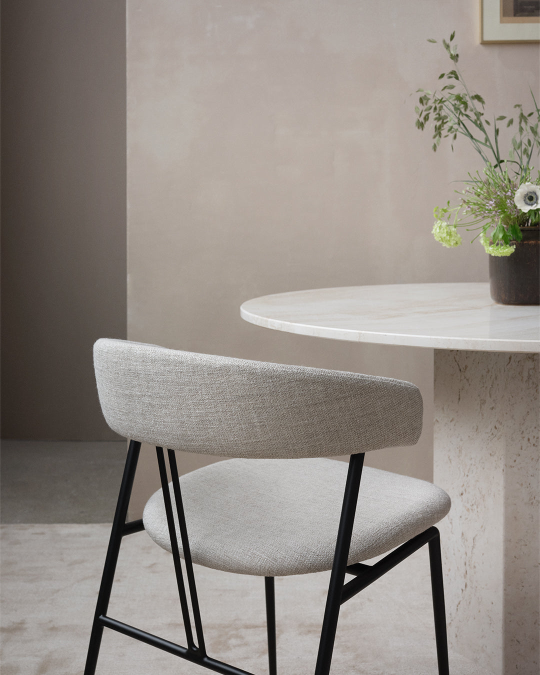 Polsterstuhl VIOLIN mit schwarzem Gestell