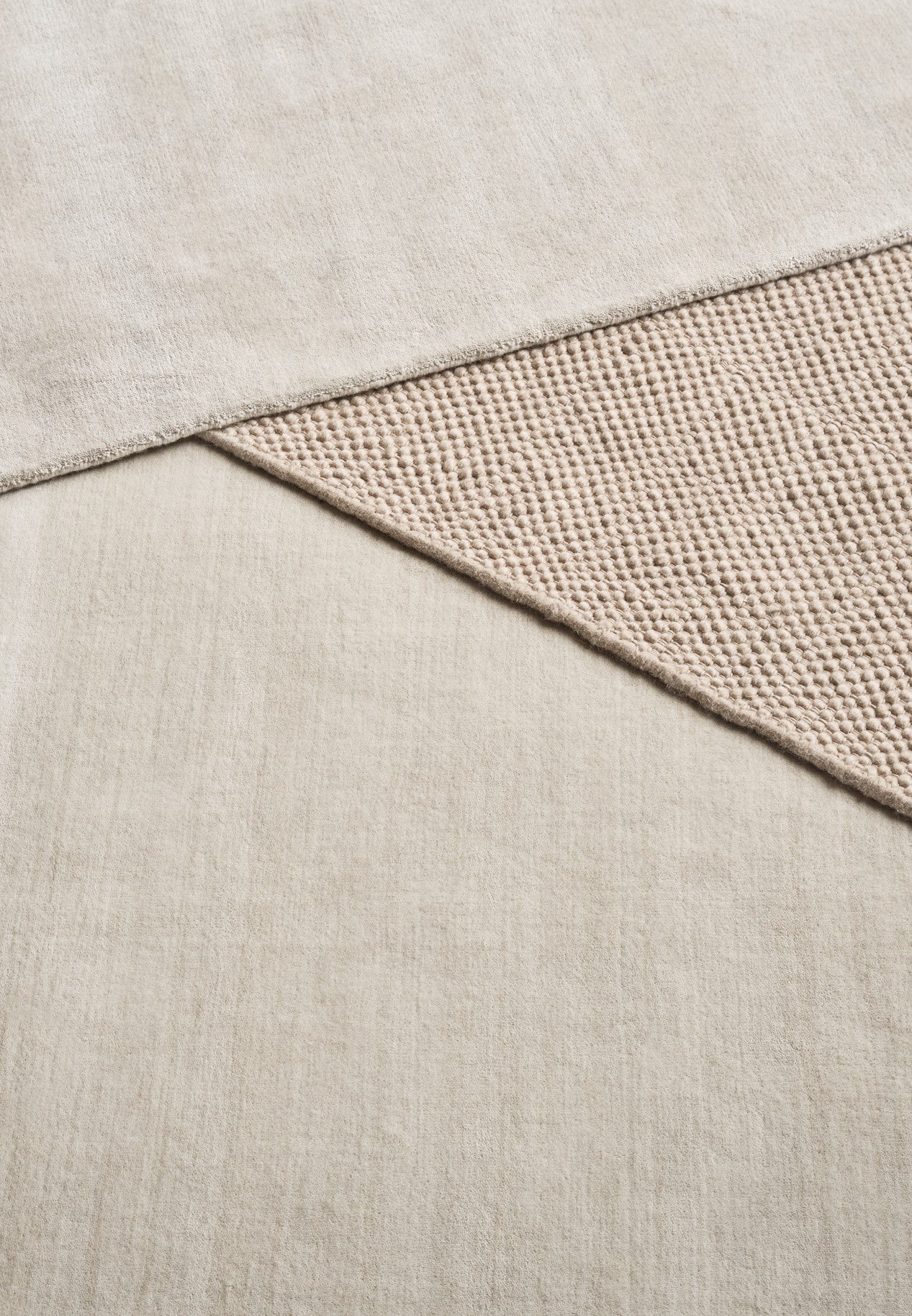 Carpet 145 light gray wool and bamboo blend