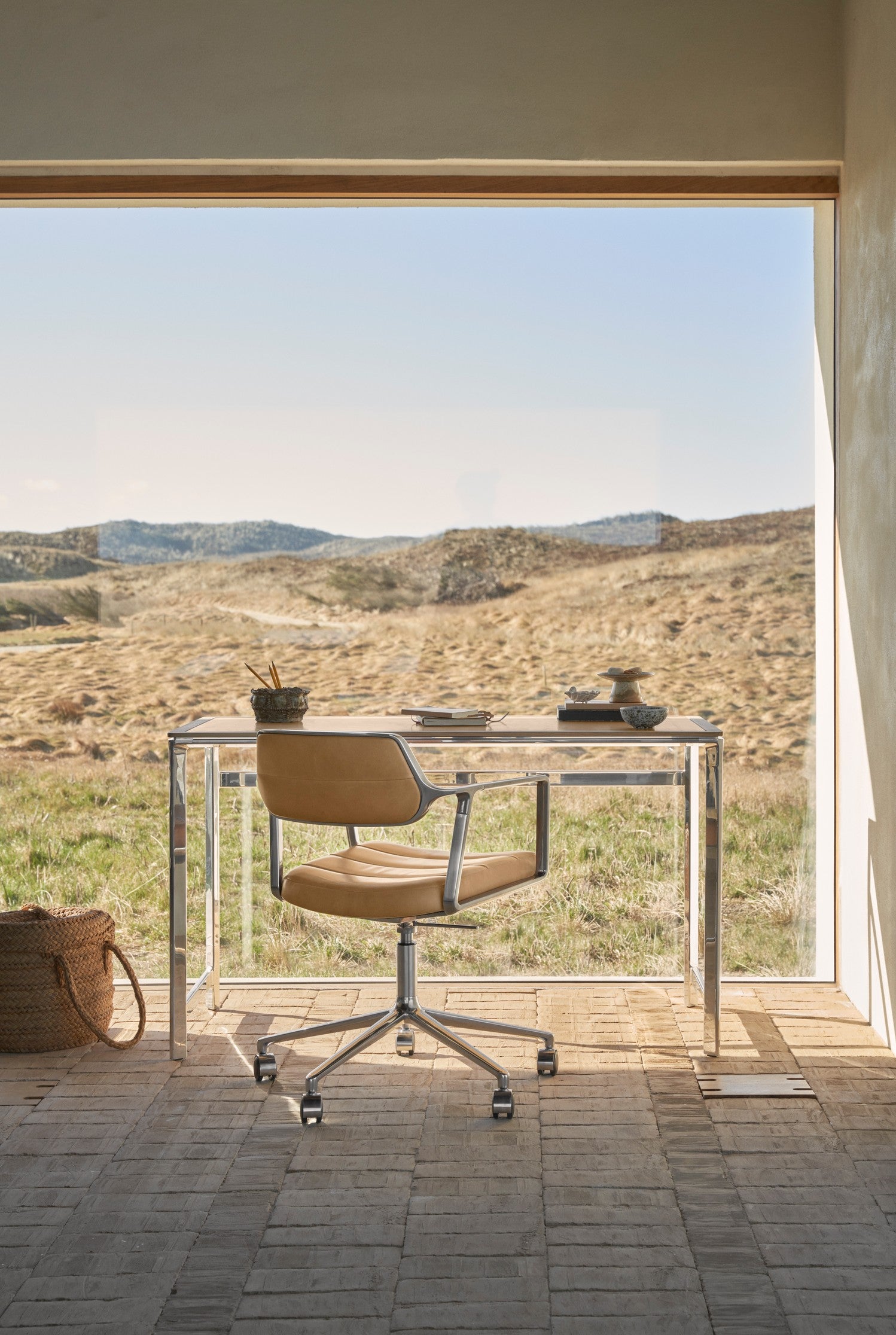 Schreibtisch STUDIO kamelbraun mit Lederoberfläche, Eichenrahmen und Aluminiumfuß