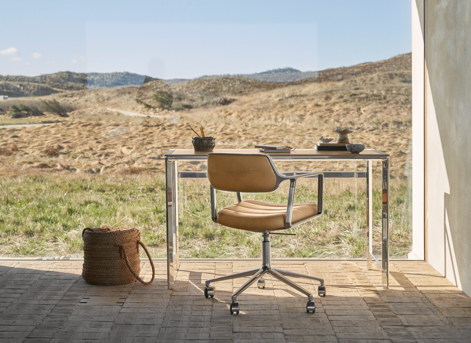 Schreibtisch STUDIO kamelbraun mit Lederoberfläche, Eichenrahmen und Aluminiumfuß