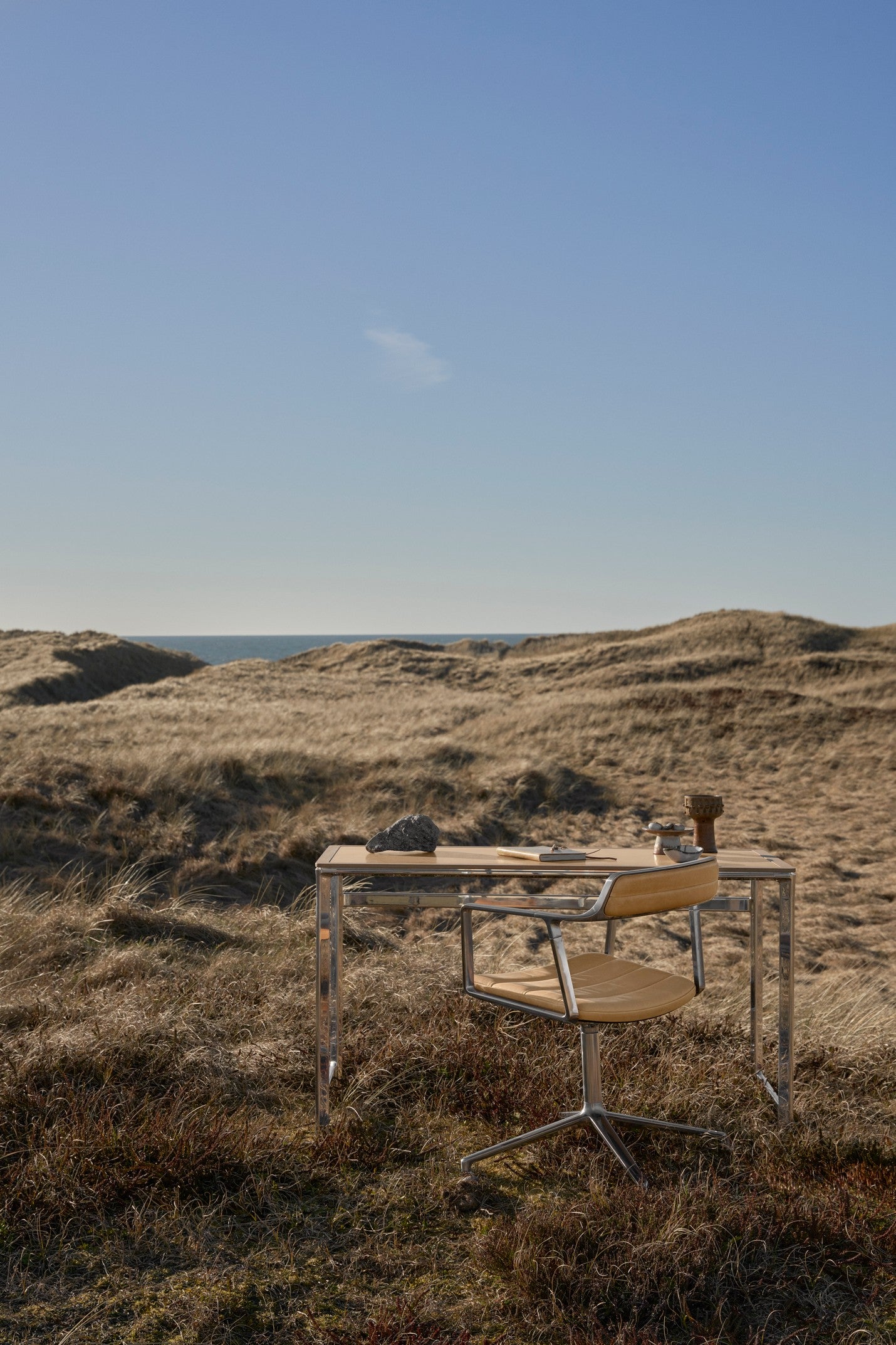 Schreibtisch STUDIO grüner Lederoberfläche mit Nussbaumrahmen und Aluminiumfuß