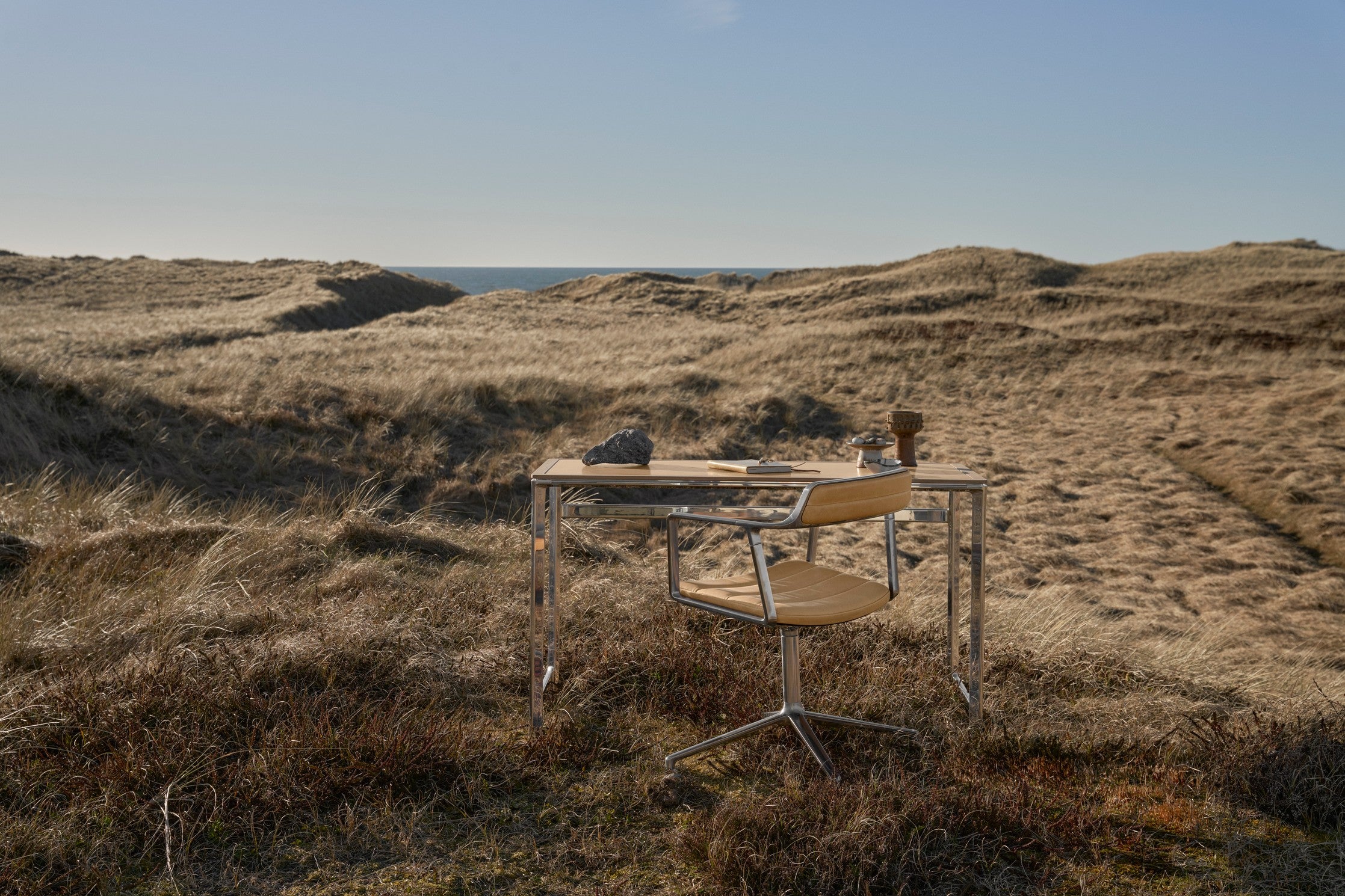 Schreibtisch STUDIO grüner Lederoberfläche mit Nussbaumrahmen und Aluminiumfuß