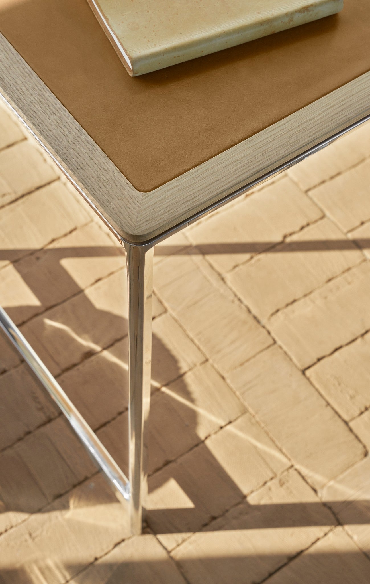 Schreibtisch STUDIO kamelbraun mit Lederoberfläche, Eichenrahmen und Aluminiumfuß