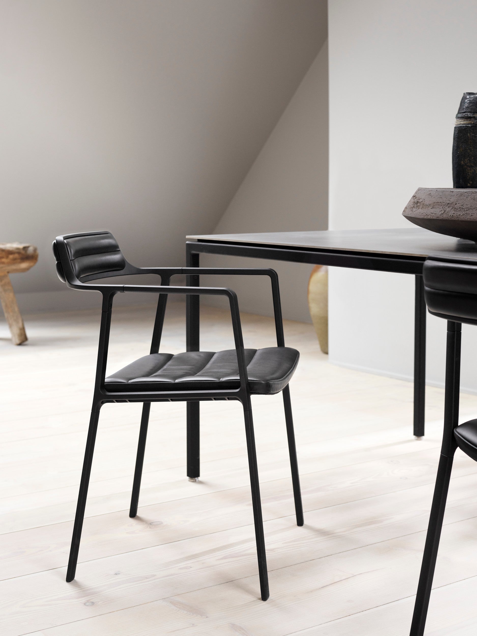 Stuhl 451 karamelbraunes Leder mit Metallbasis