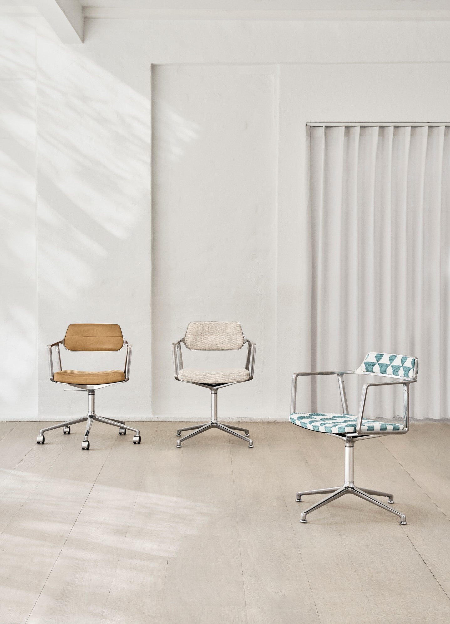 Bürostuhl 453 karamelbraunes Leder mit Metallbasis