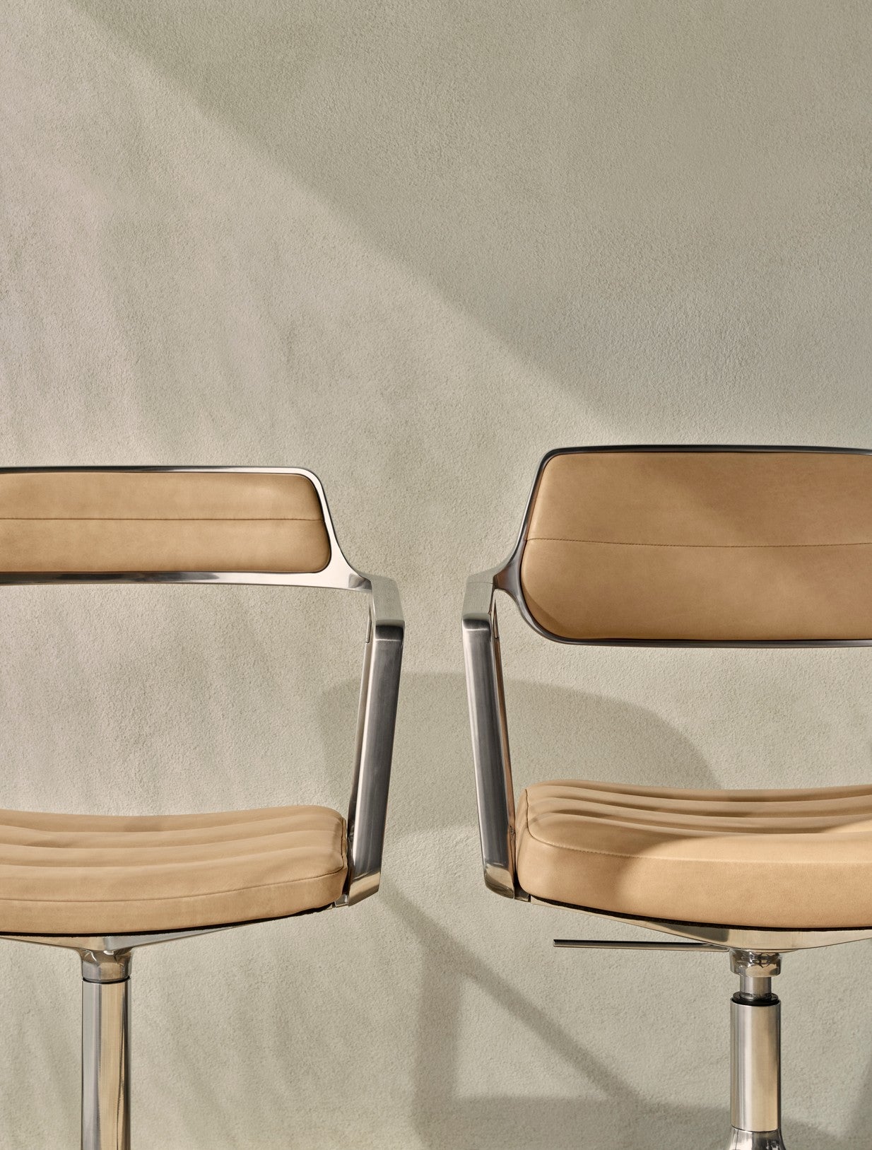 Bürostuhl 452 karamelbraunes Leder mit Metallbasis