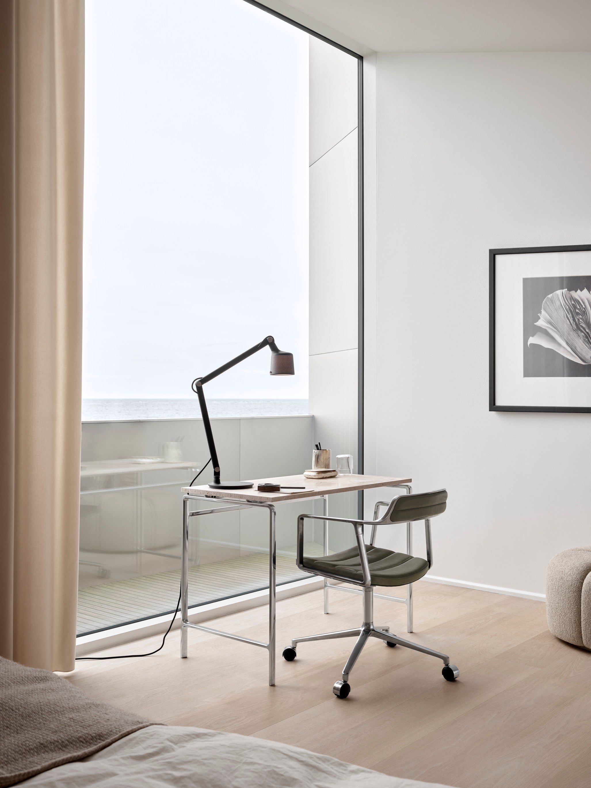 Schreibtisch STUDIO kamelbraun mit Lederoberfläche, Eichenrahmen und Aluminiumfuß