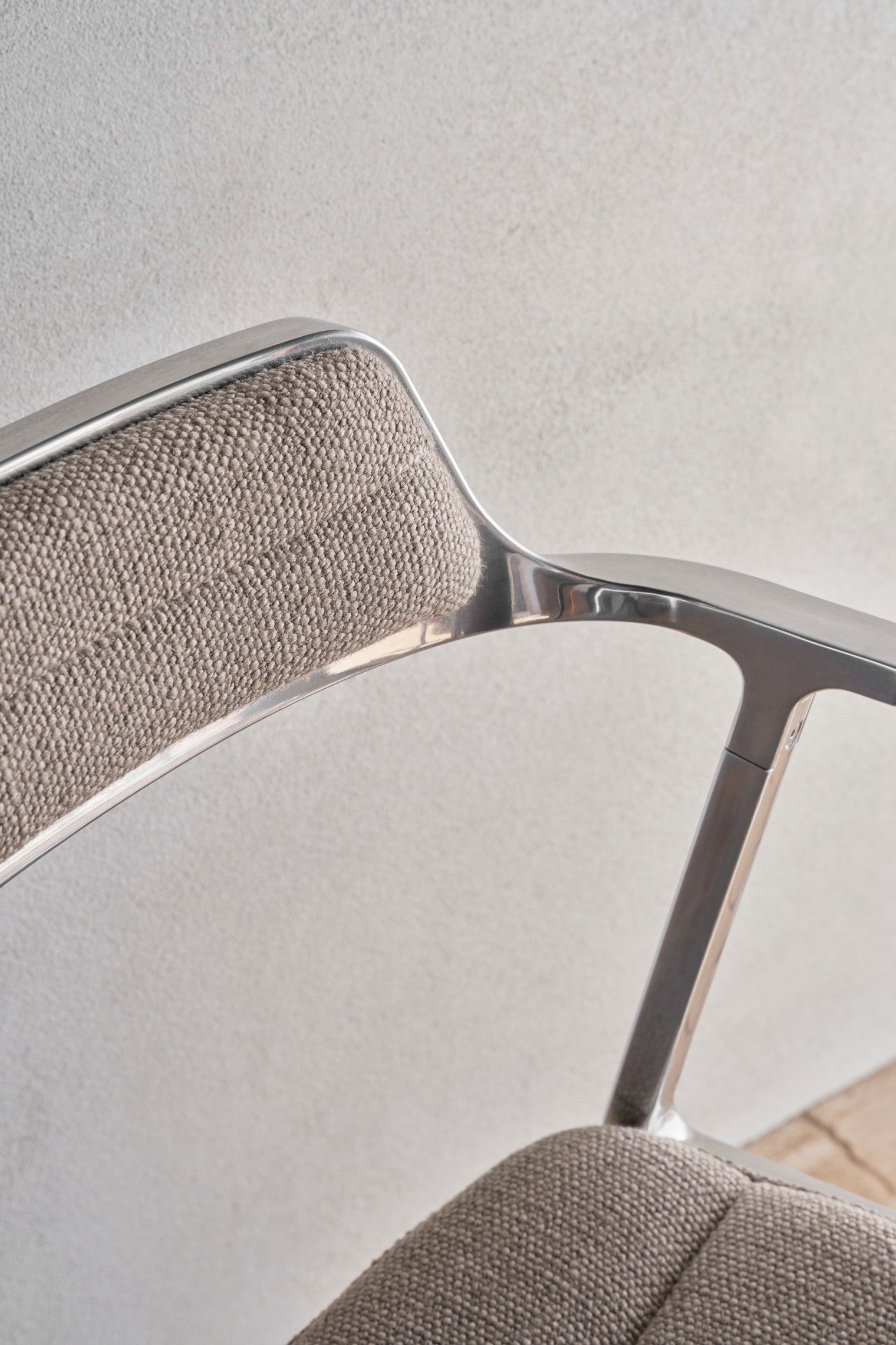 Bürostuhl 452 sandfarbener Stoff mit Metallbasis