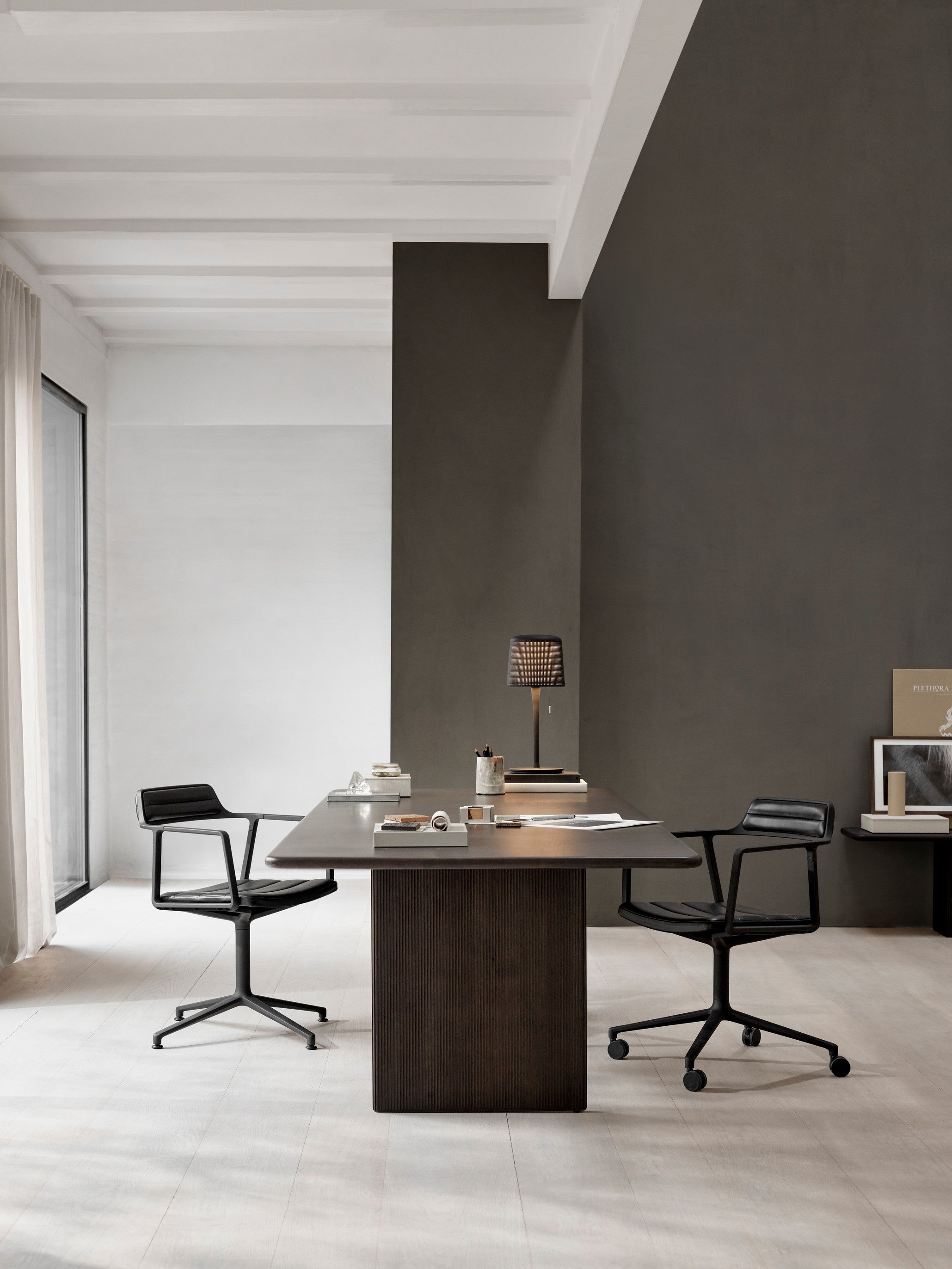 Bürostuhl 452 schwarze Leder mit Metallbasis