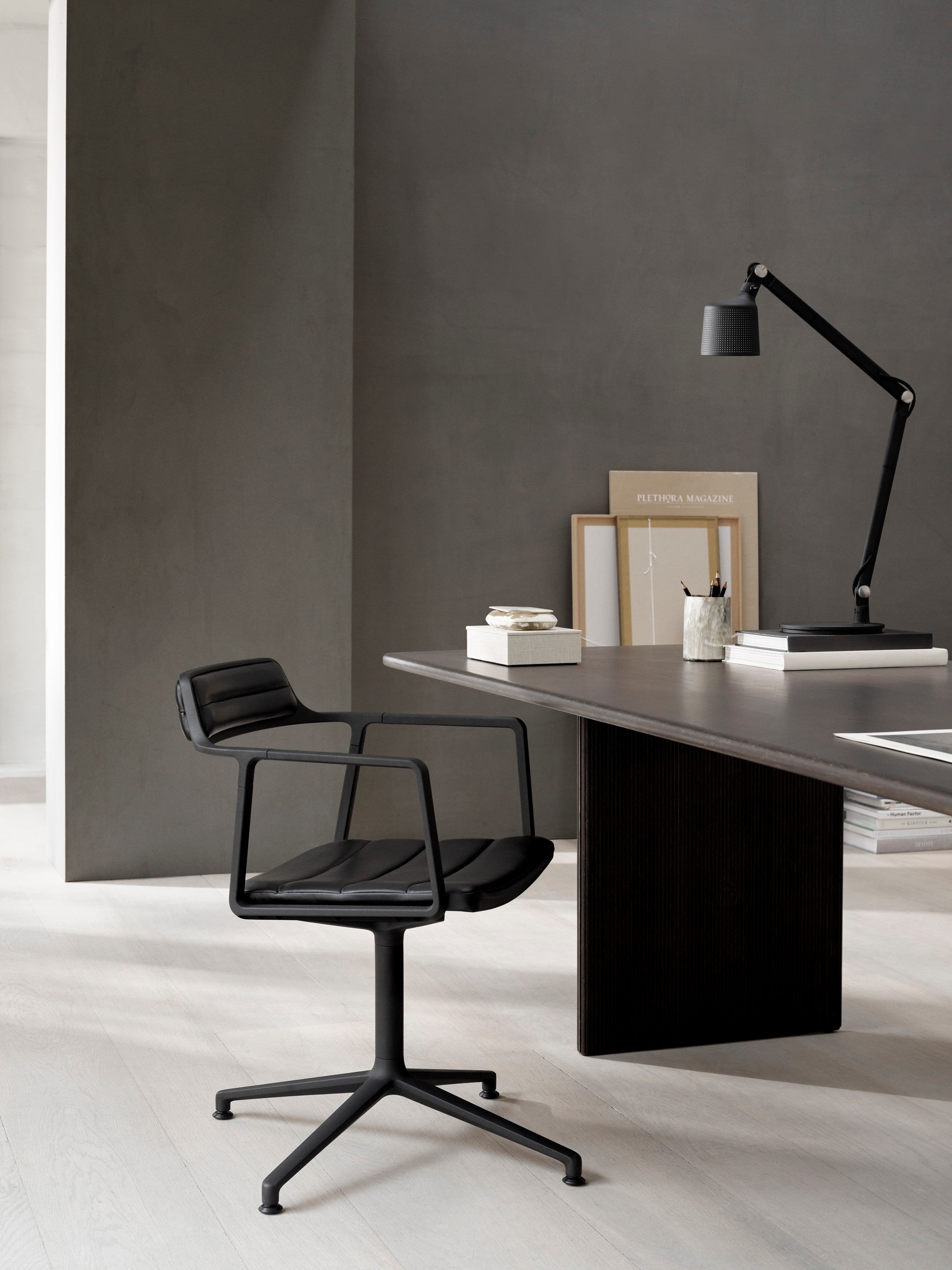 Bürostuhl 452 hellgrauer Stoff mit Metallbasis