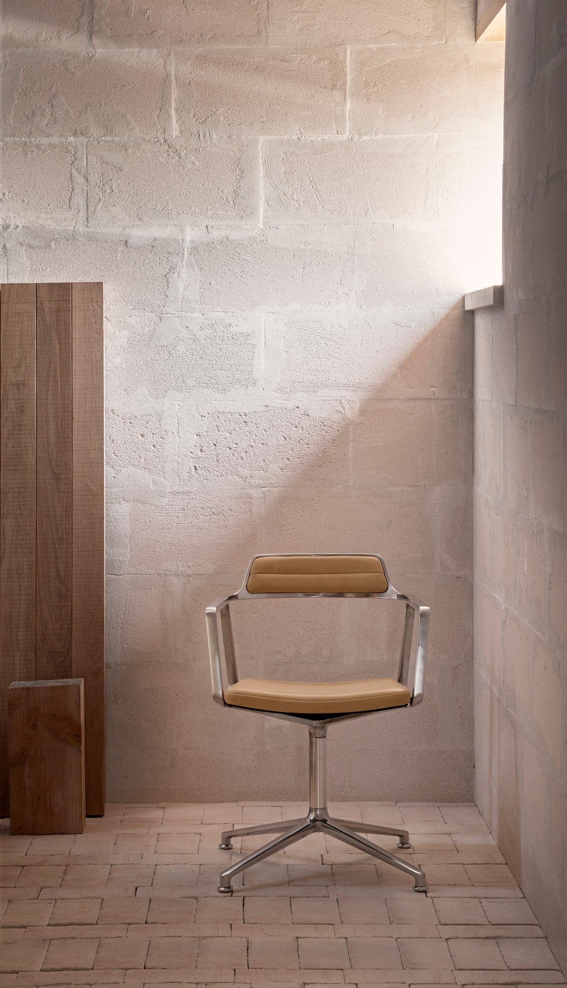 Bürostuhl 452 karamelbraunes Leder mit Metallbasis