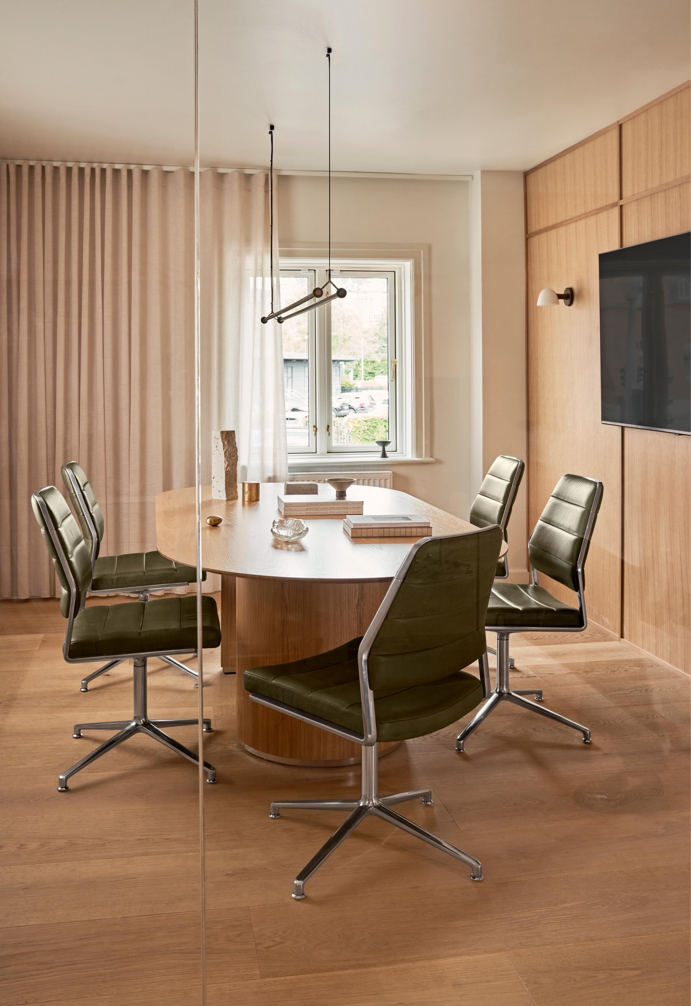 Bürostuhl 454 aus schwarzem Leder mit Metallbasis