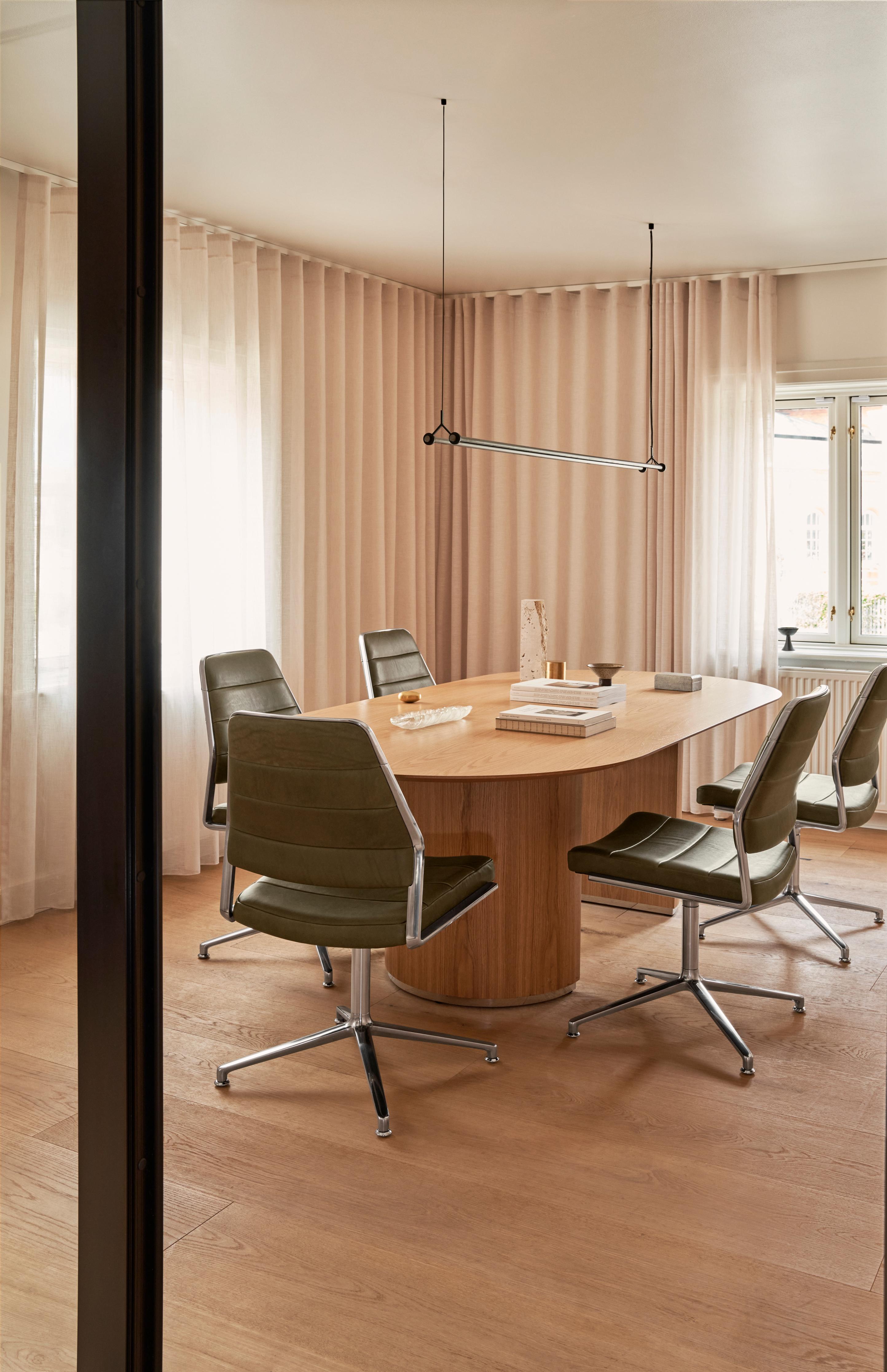Bürostuhl 454 aus schwarzem Leder mit Metallbasis