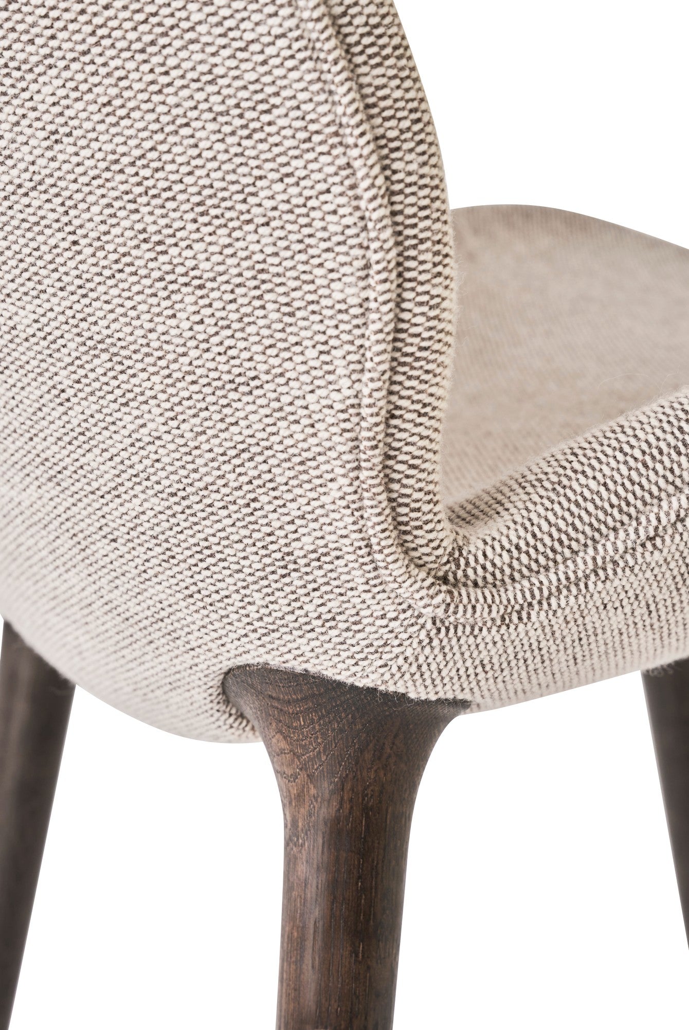 Stuhl LODGE beige mit dunklem Eichenfuß