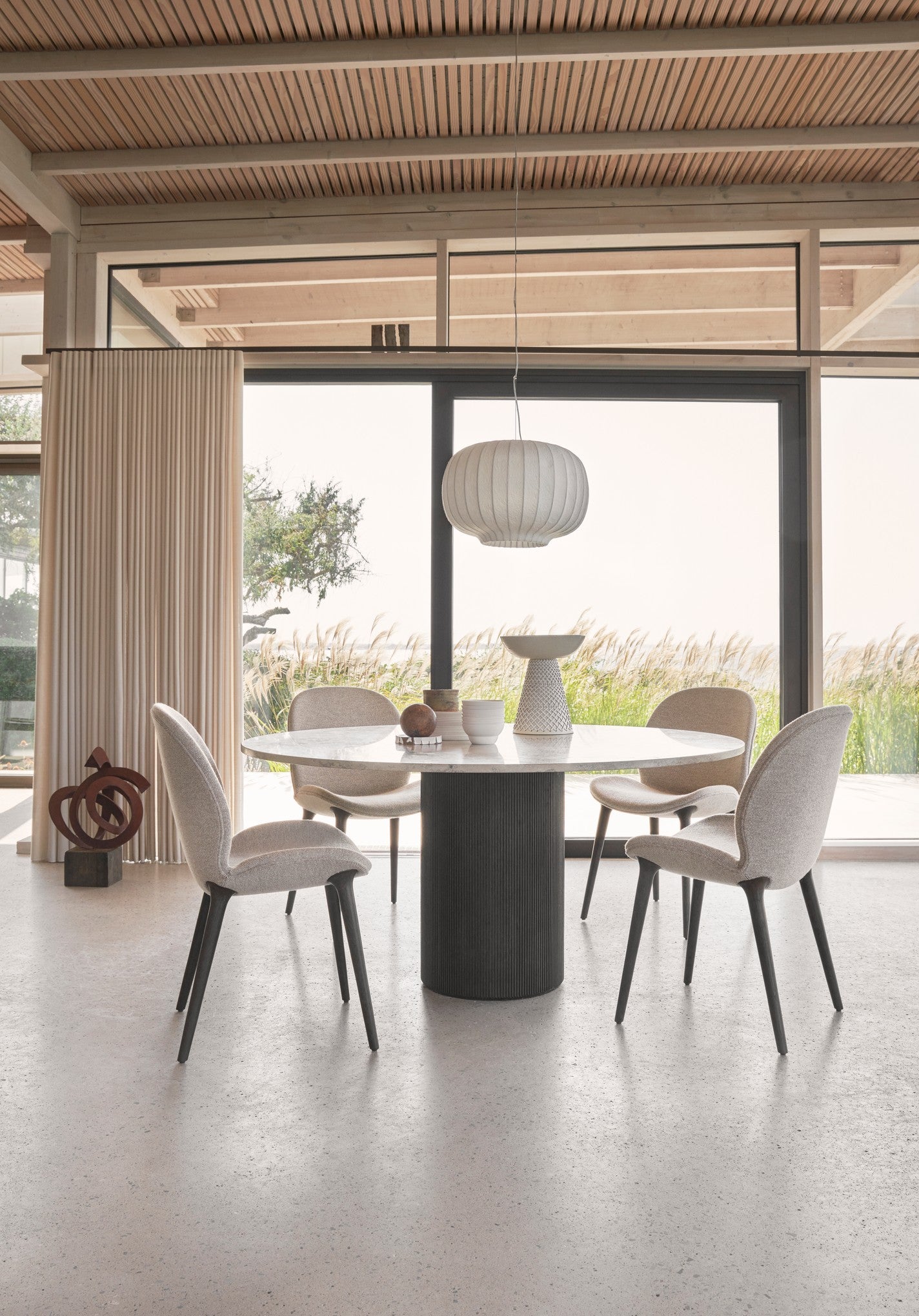 Stuhl LODGE beige mit heller Eichenbasis