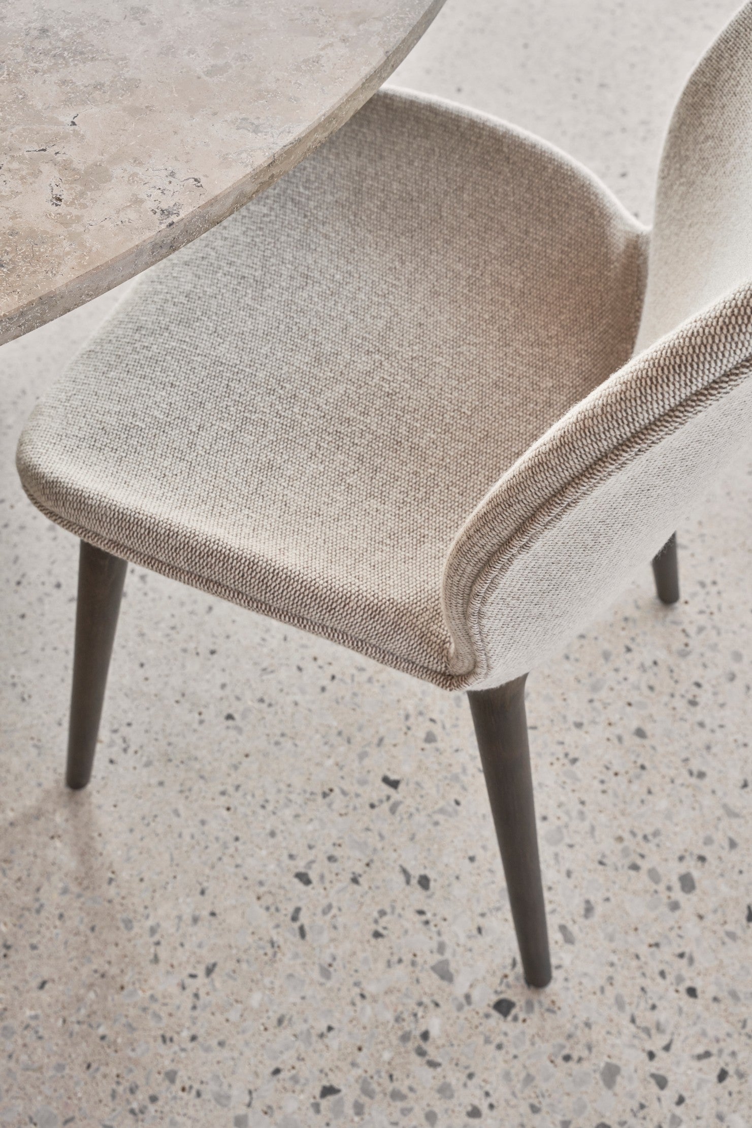 Stuhl LODGE beige mit heller Eichenbasis