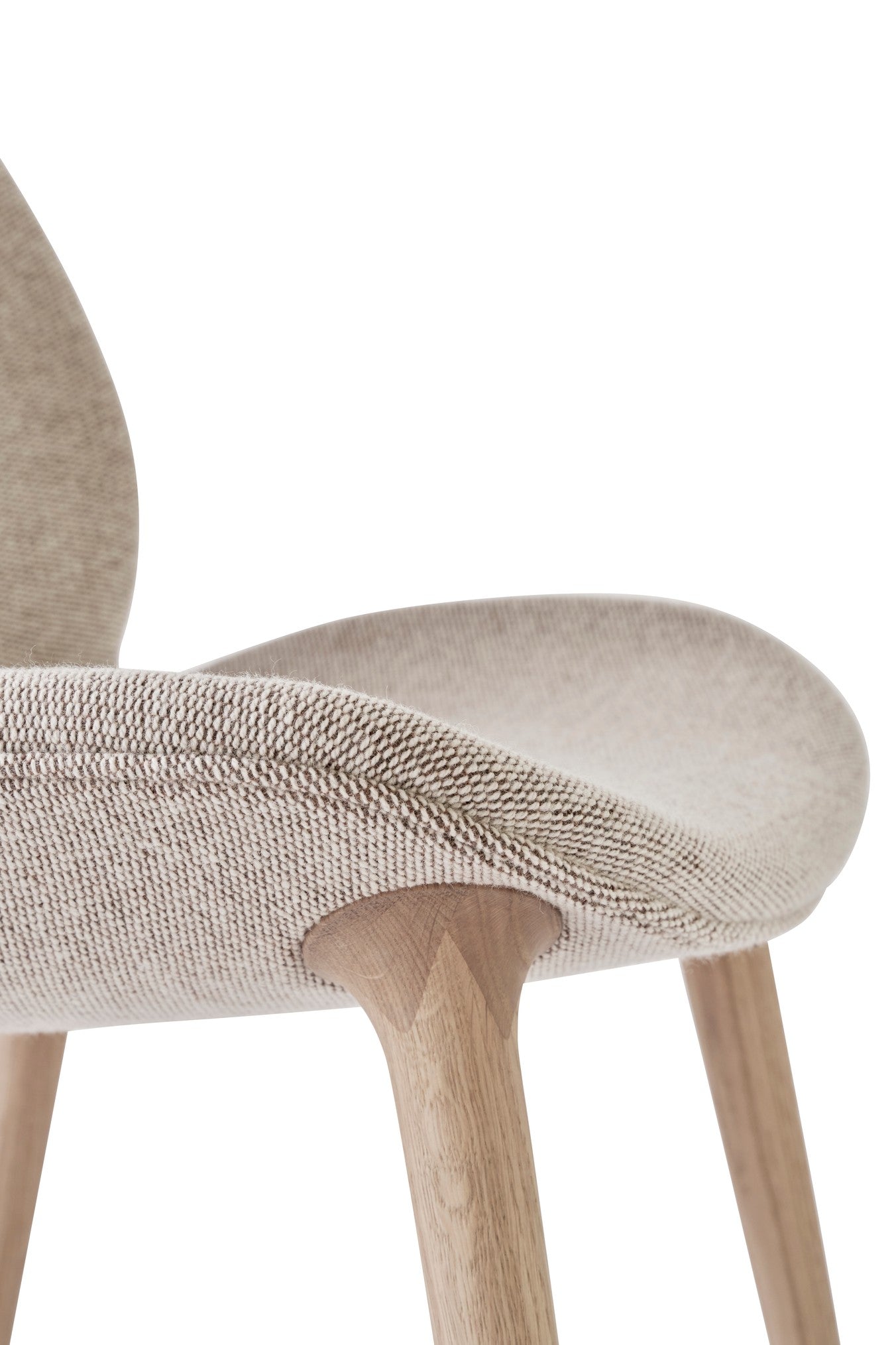 Stuhl LODGE beige mit heller Eichenbasis