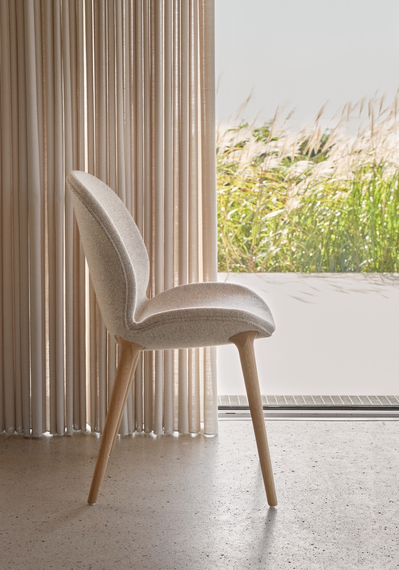 Stuhl LODGE beige mit heller Eichenbasis