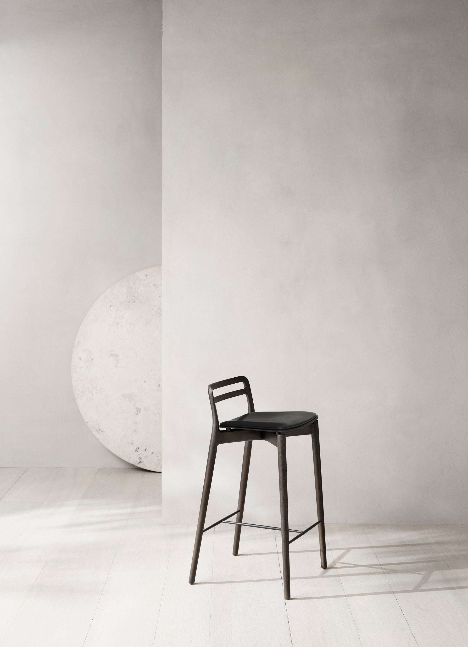 Hocker CABIN schwarze Leder mit dunklem Eichenfuß