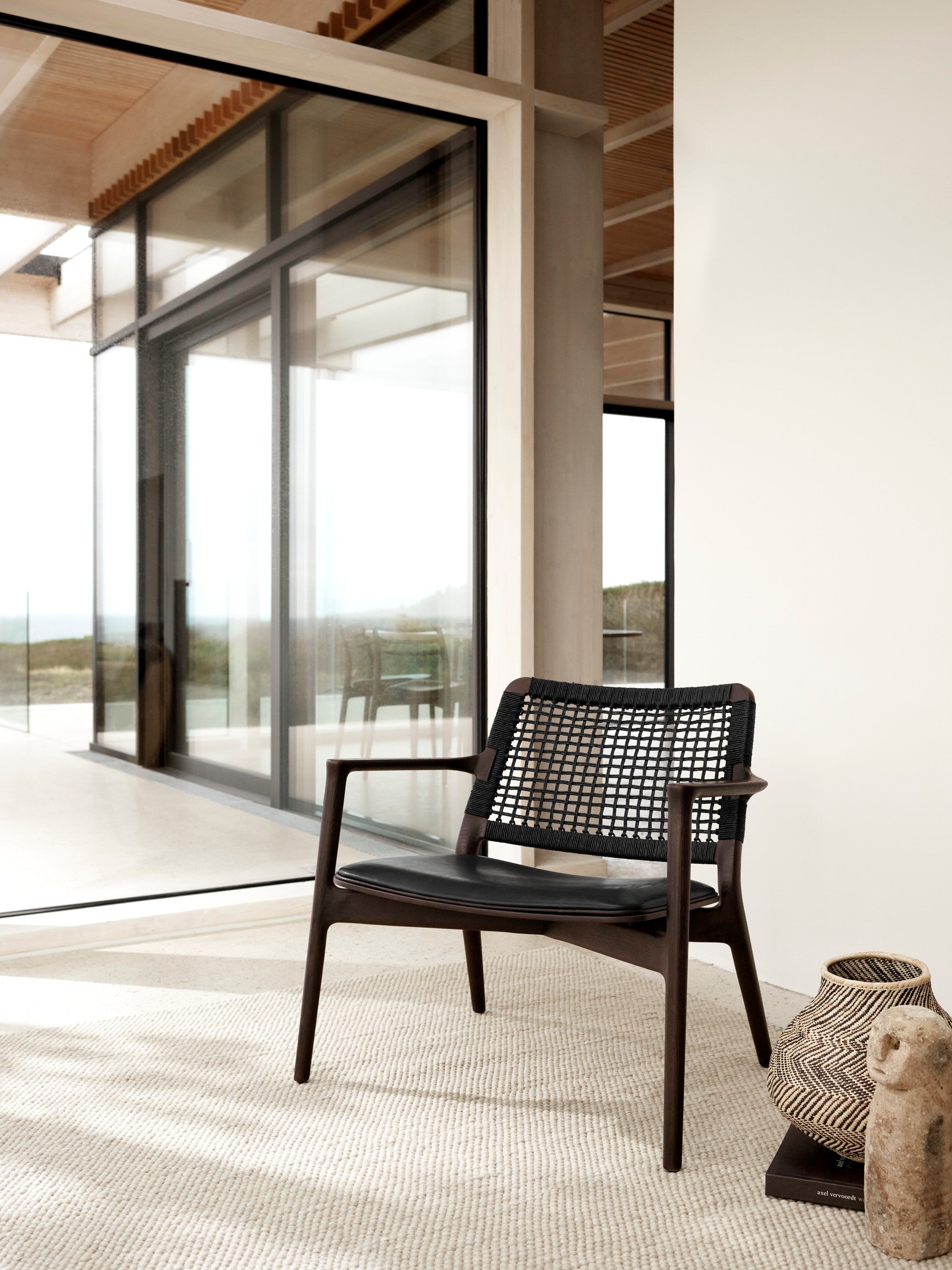 Sessel CABIN schwarze Leder mit dunklem Eichenfuß