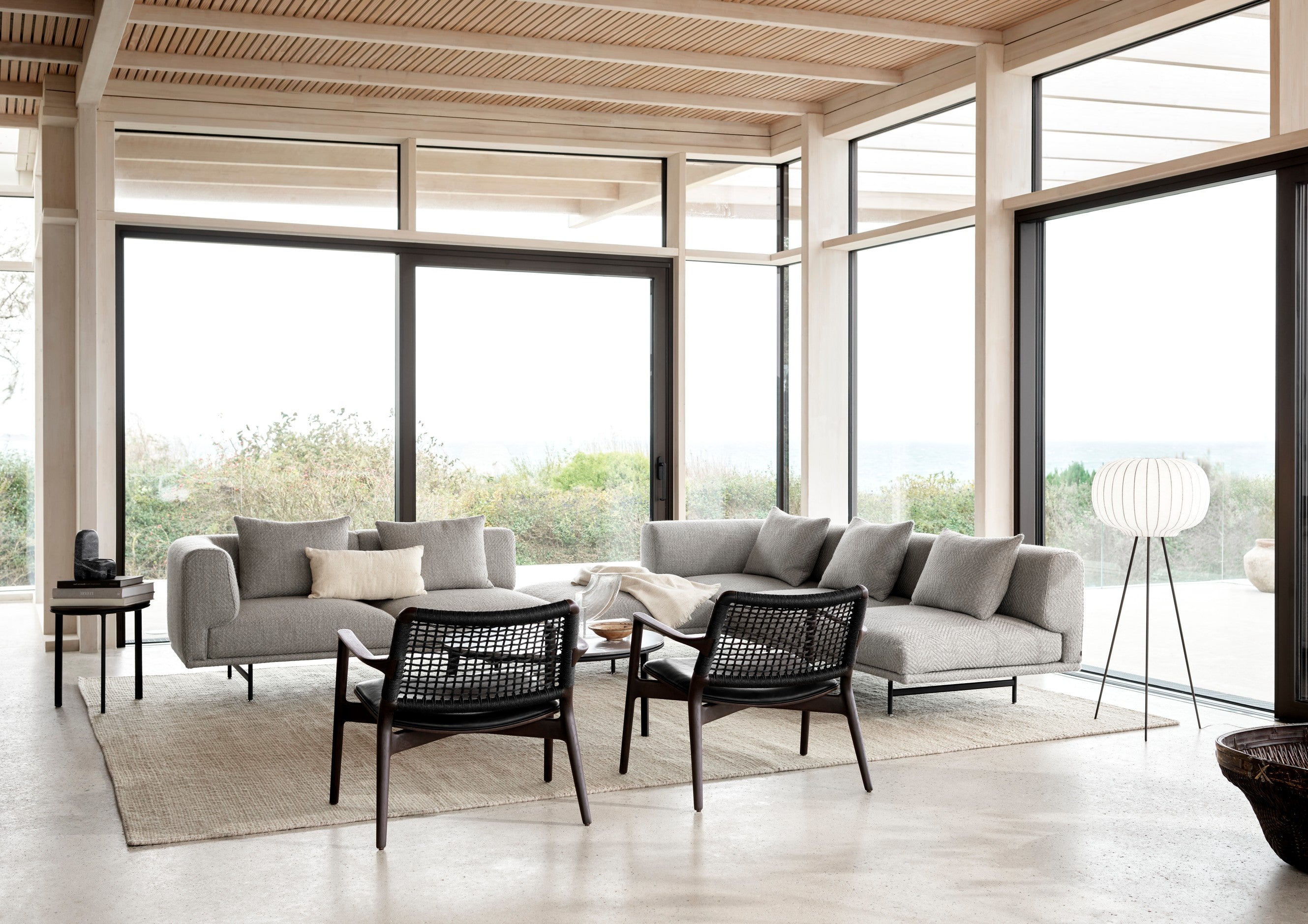 Sessel CABIN schwarze Leder mit dunklem Eichenfuß