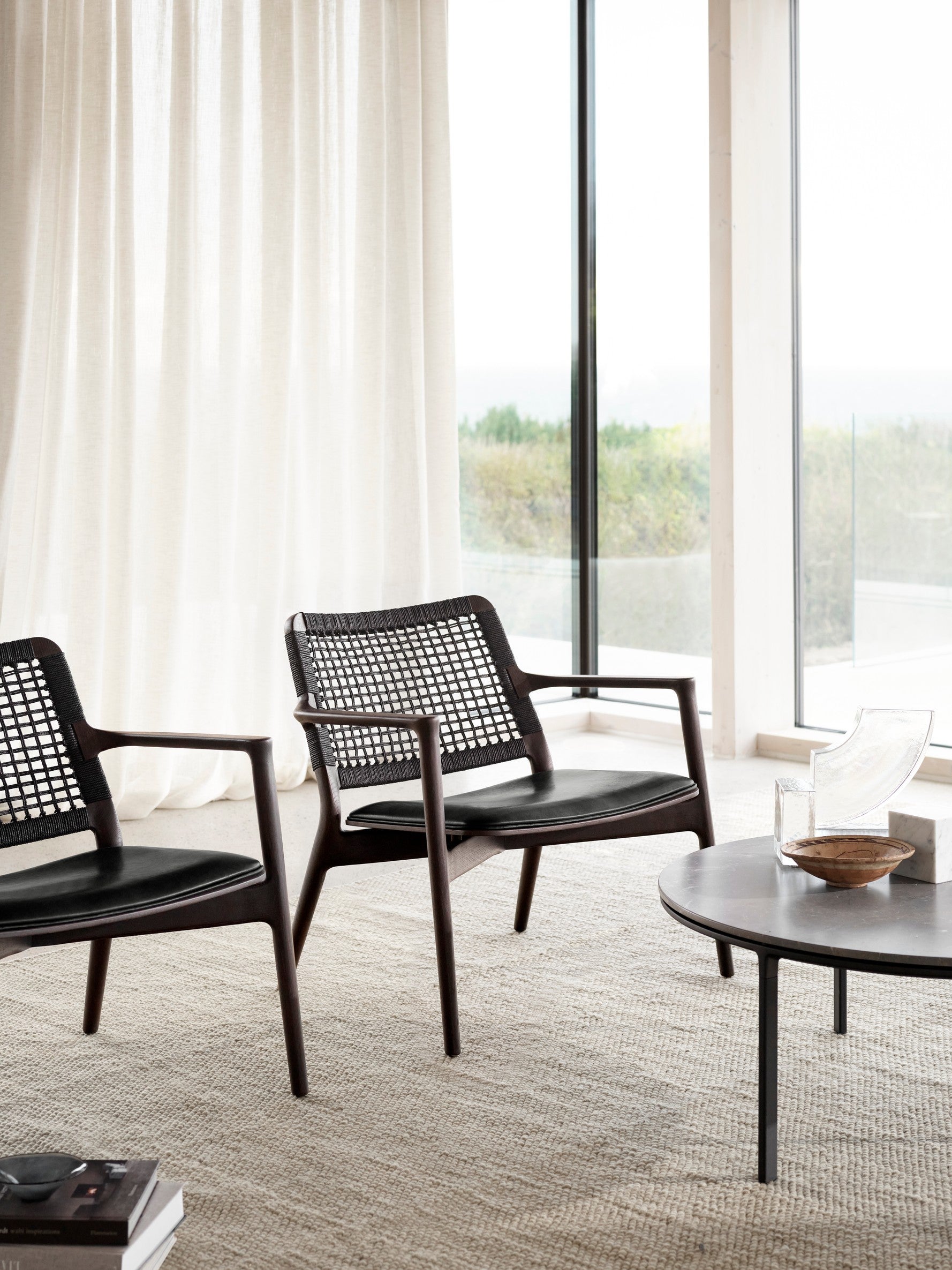 Sessel CABIN schwarze Leder mit dunklem Eichenfuß