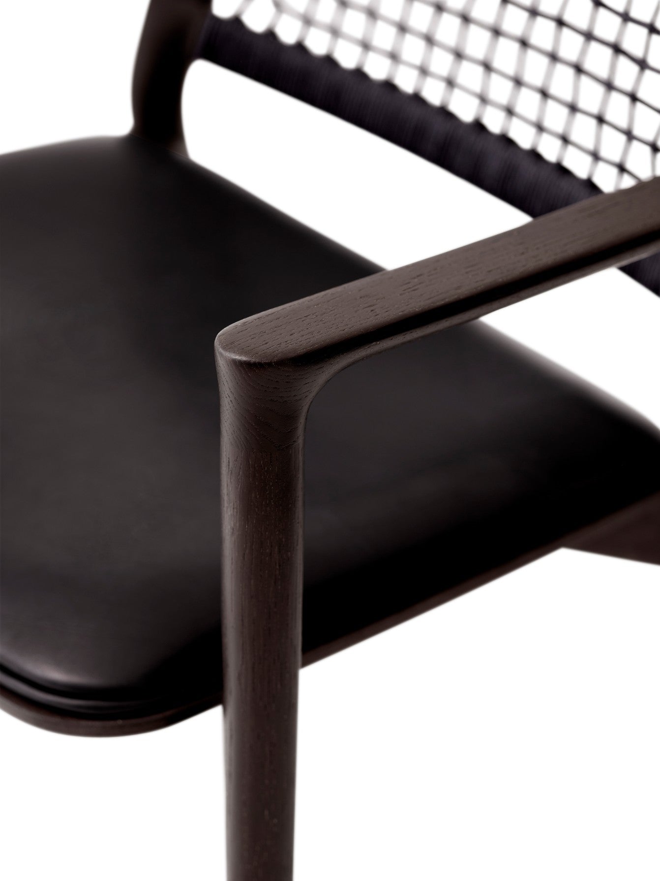 Sessel CABIN schwarze Leder mit dunklem Eichenfuß