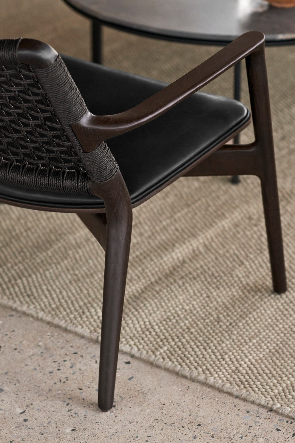 Sessel CABIN schwarze Leder mit dunklem Eichenfuß