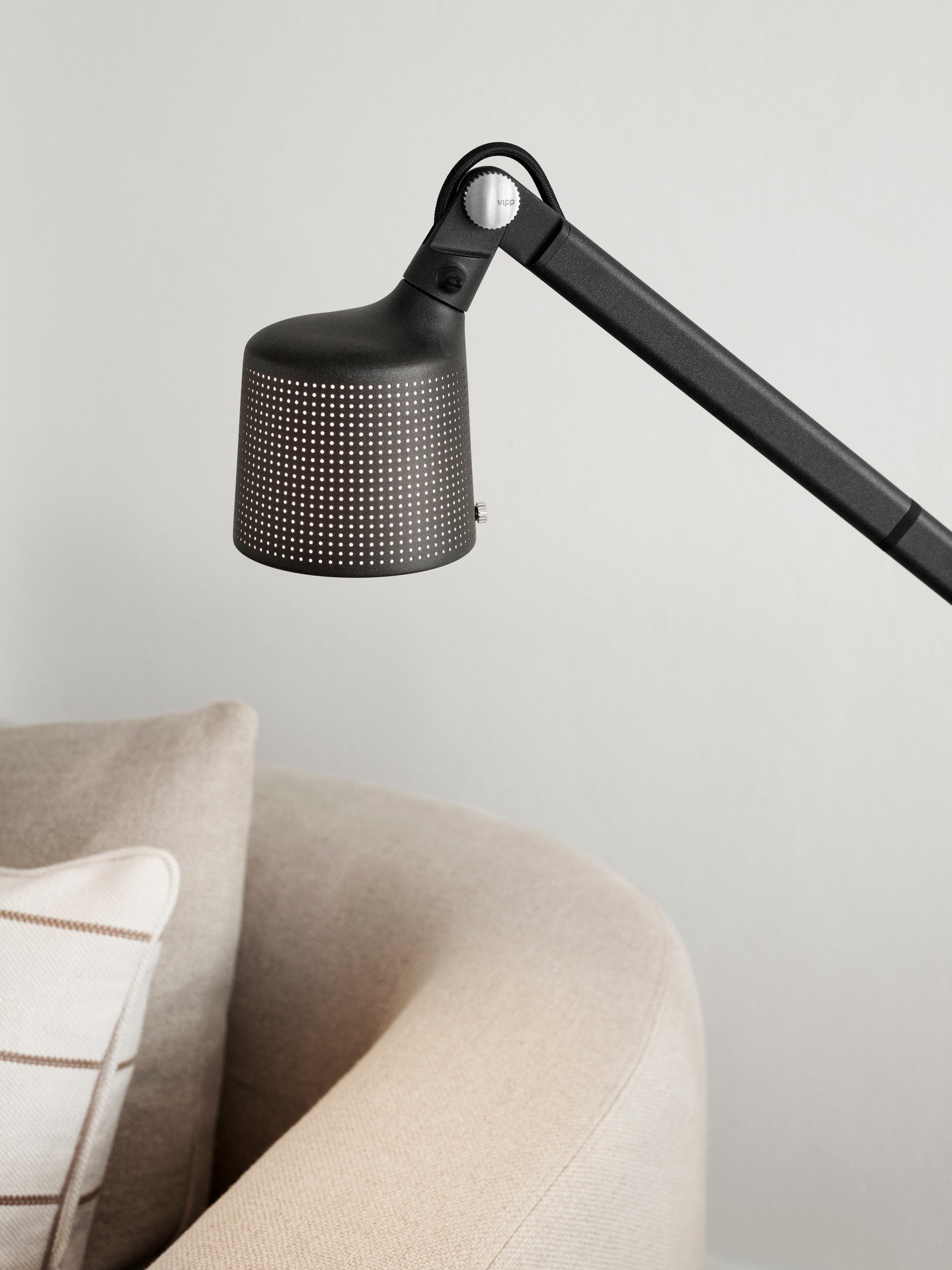 Lampa podłogowa 525 czarny metal – Vipp