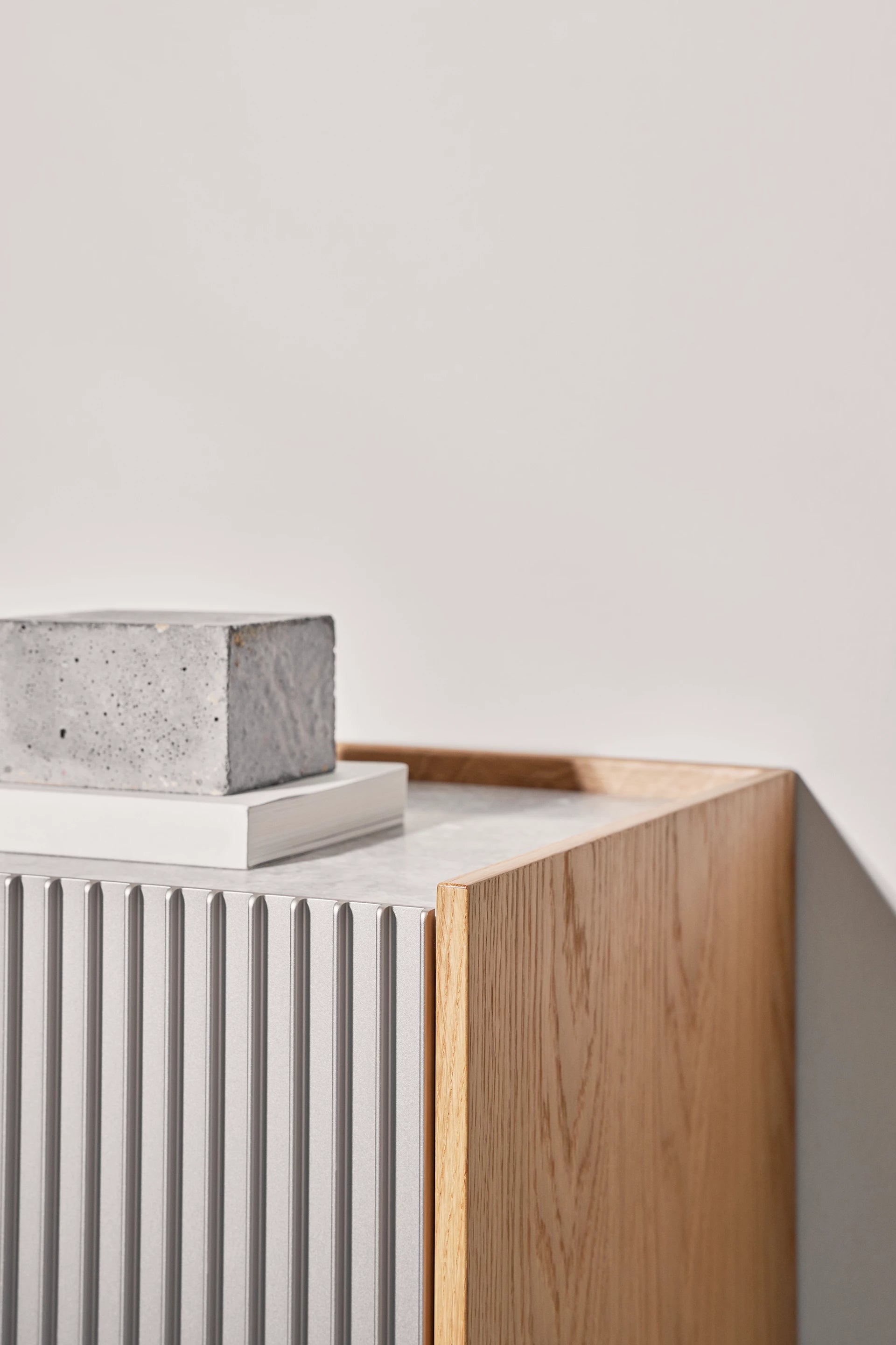 Komoda H1 dębowy fornir z szarym marmurem